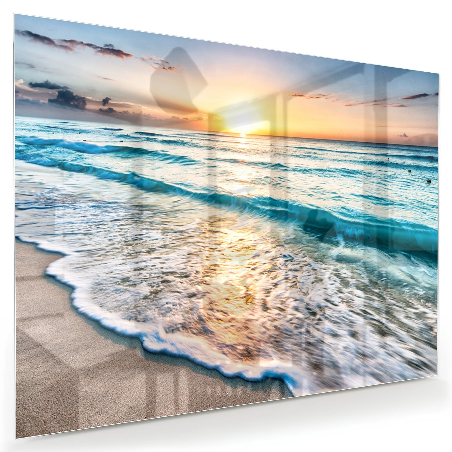 Glazen schilderij van een zonsondergang boven de zee, met kalme golven en zand.