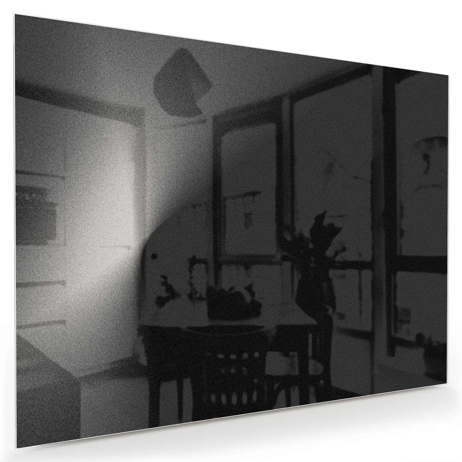 Moderne glazen schilderij op een witte muur in een stijlvolle woonkamer.