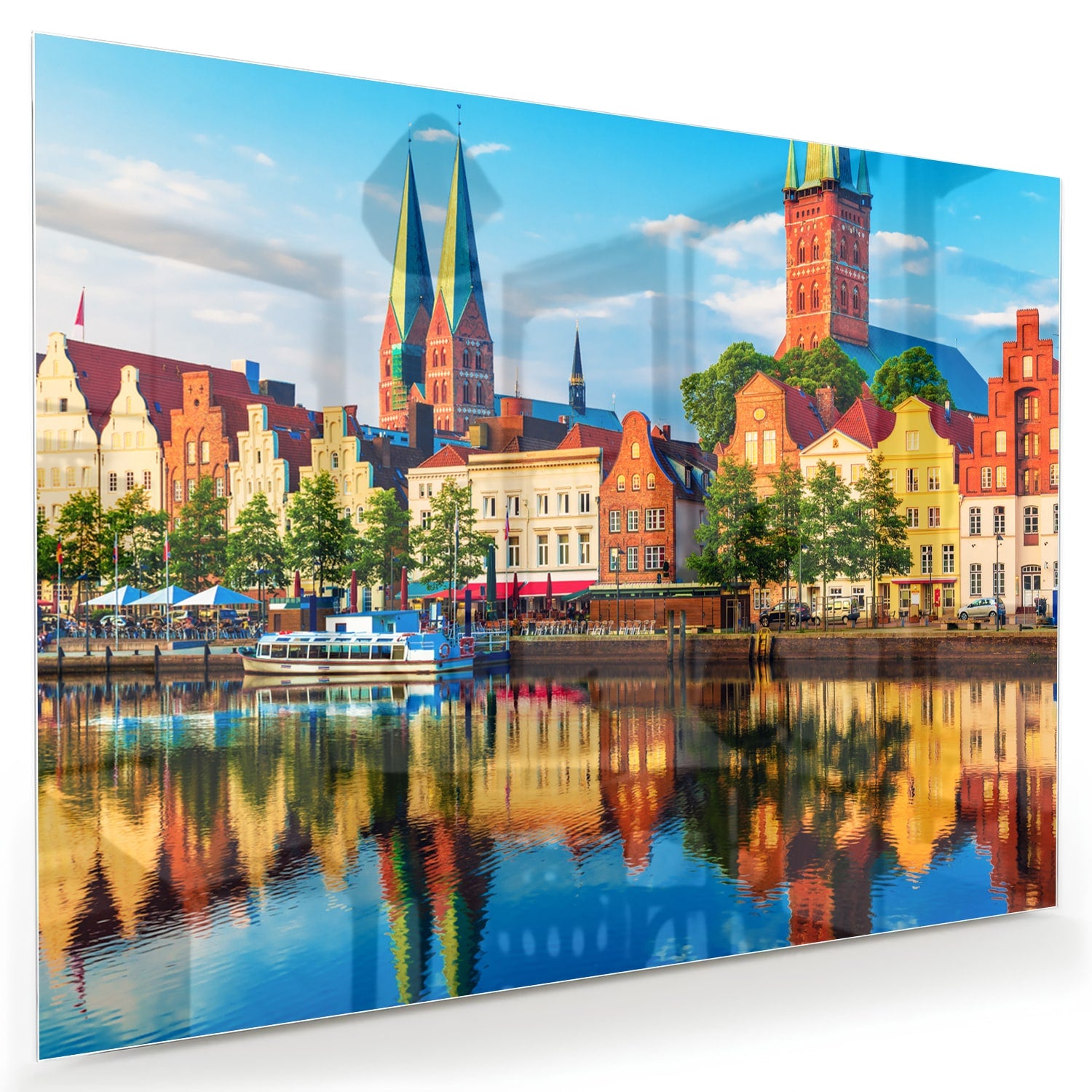 Kleurrijk glazen schilderij van een stadszicht met reflecties in het water