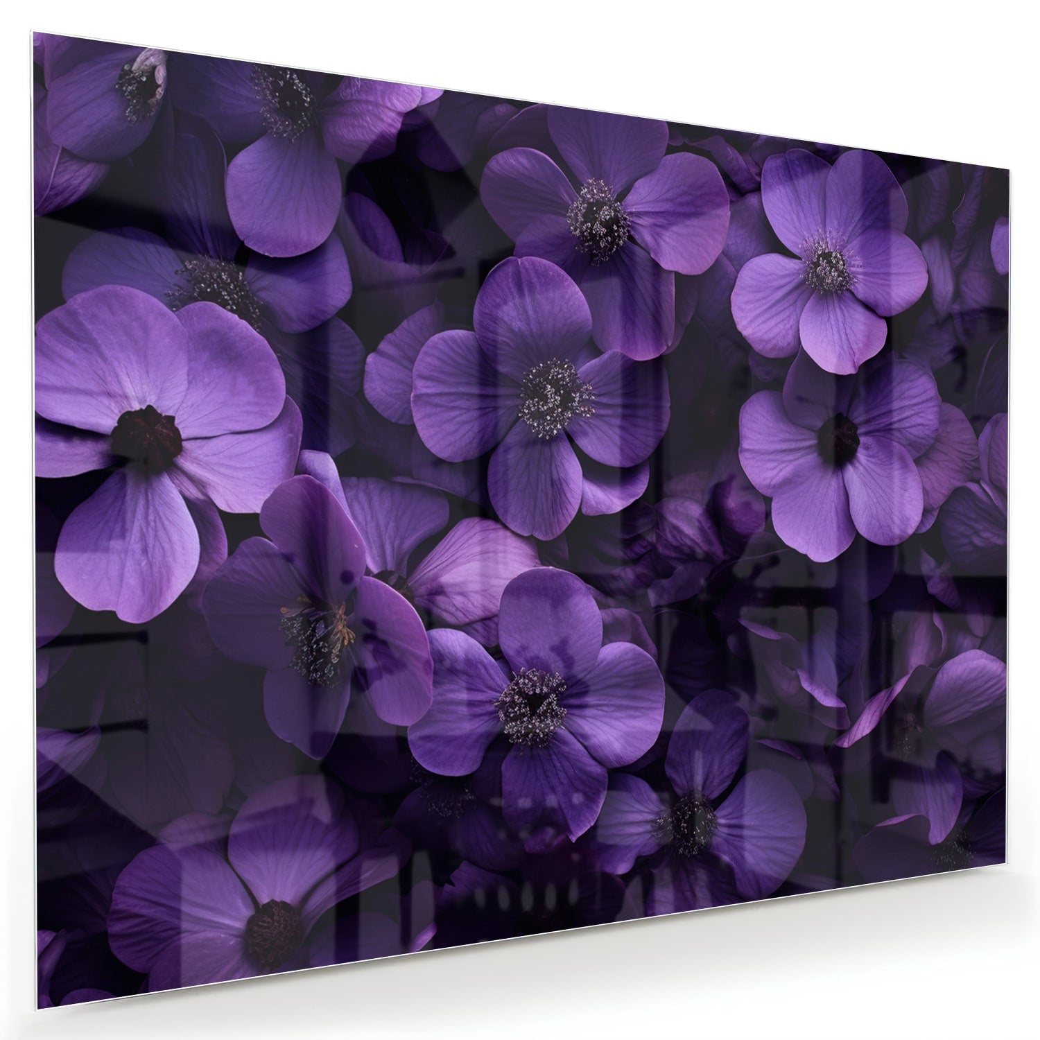Paarse bloemen op een glazen schilderij aan de muur in een moderne woonkamer.
