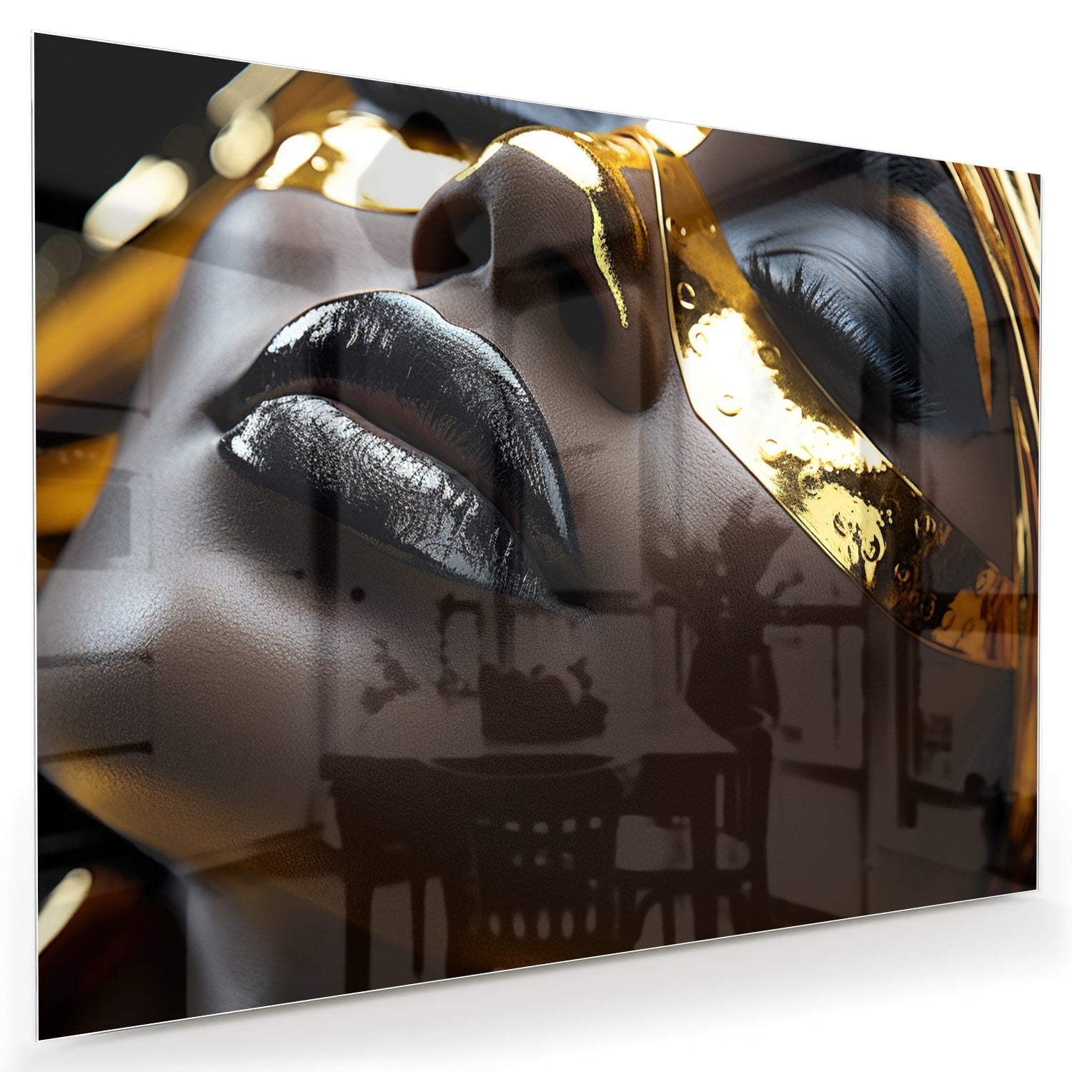 Glazen schilderij van een vrouwelijk gezicht met gouden accenten op een muur.