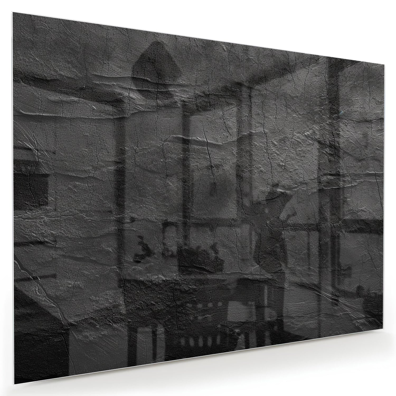 Abstract glazen schilderij in zwart en wit hangt aan de muur in een moderne woonkamer.