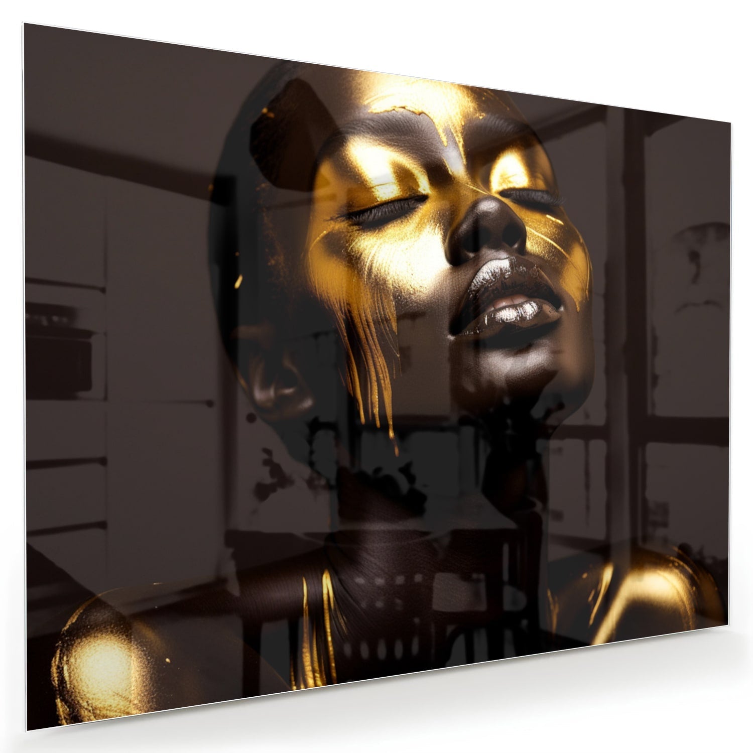 Glazen schilderij met een vrouwelijk gezicht in gouden tinten op een witte muur.