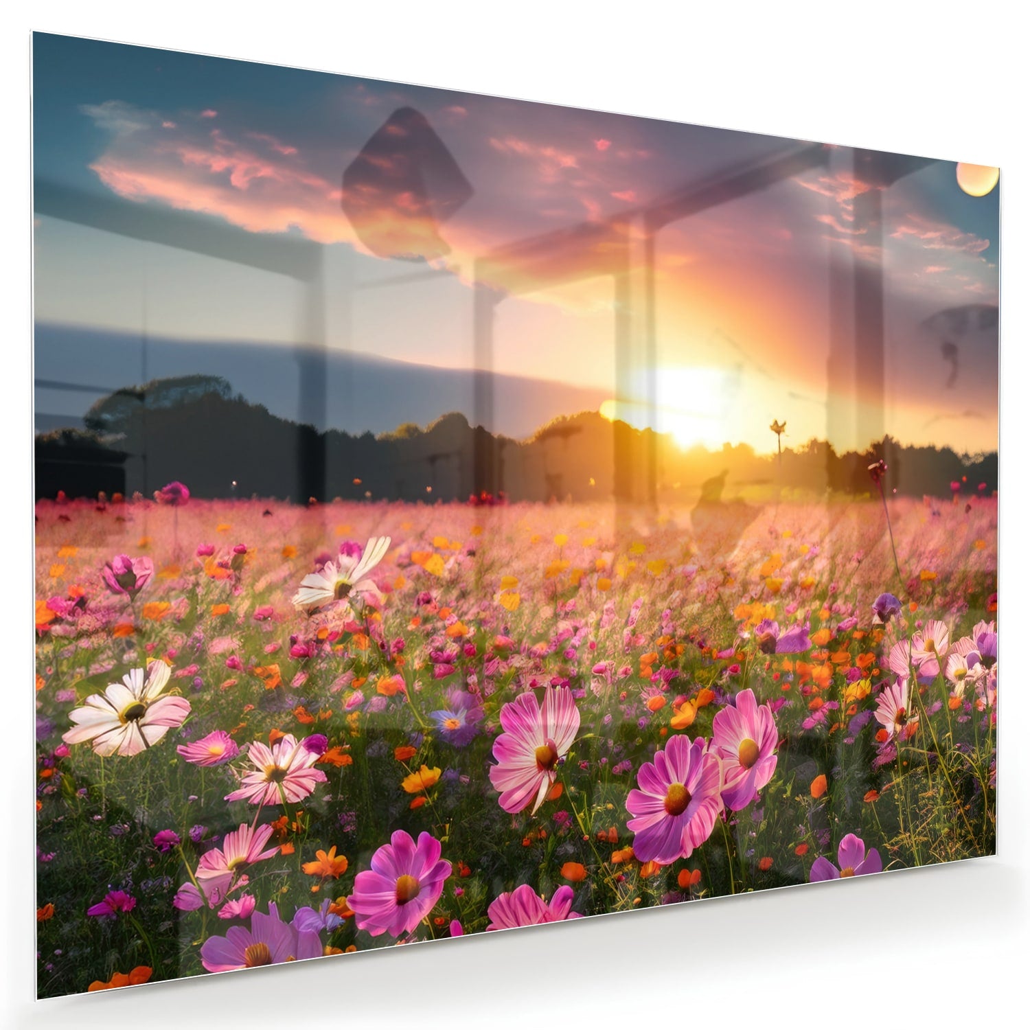 Glazen schilderij van een zonsondergang boven een kleurrijk bloemenveld.