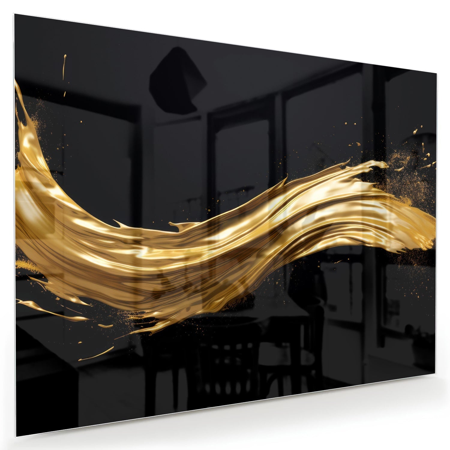 Glas schilderij met gouden glans op een zwarte achtergrond, hangend aan de muur.