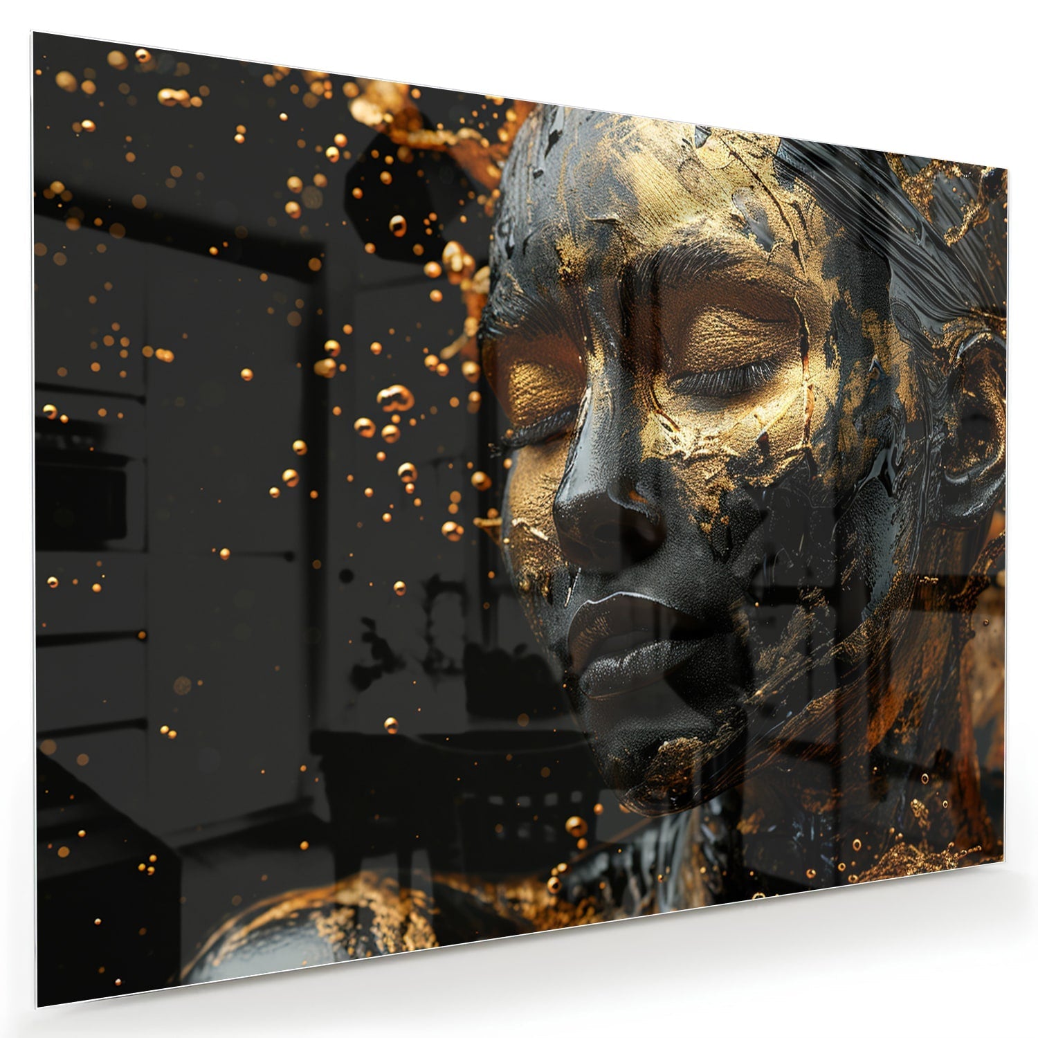 Glazen schilderij met een gouden vrouwelijk portret aan de muur