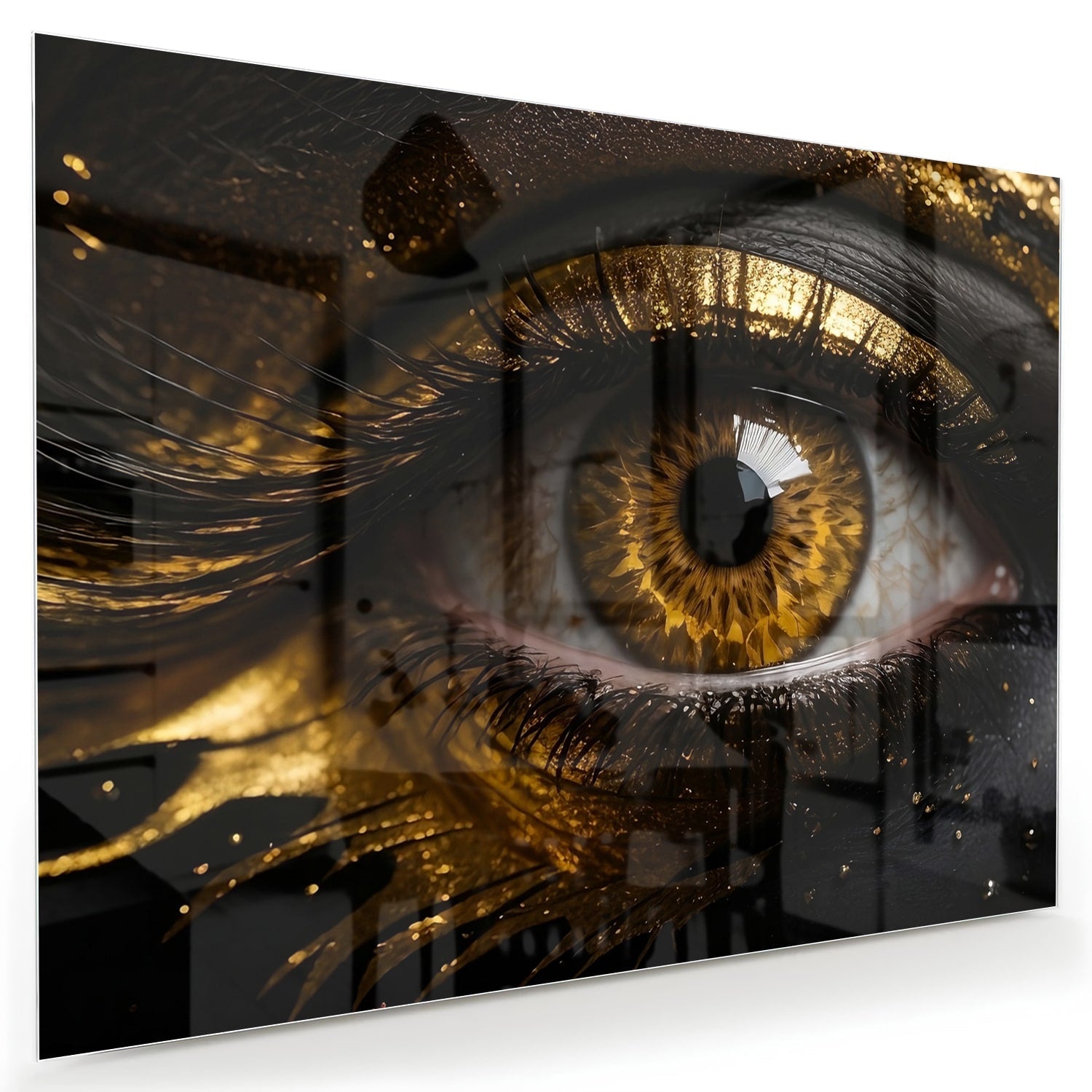 Glazen schilderij van een gouden oog op een zwarte achtergrond, hangt aan de muur.