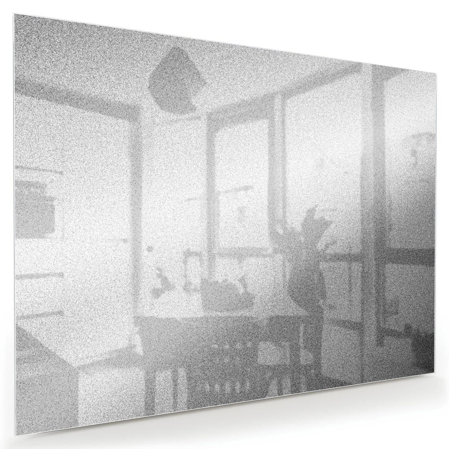 Minimalistisch glazen schilderij met reflecties in een sfeervolle kamer