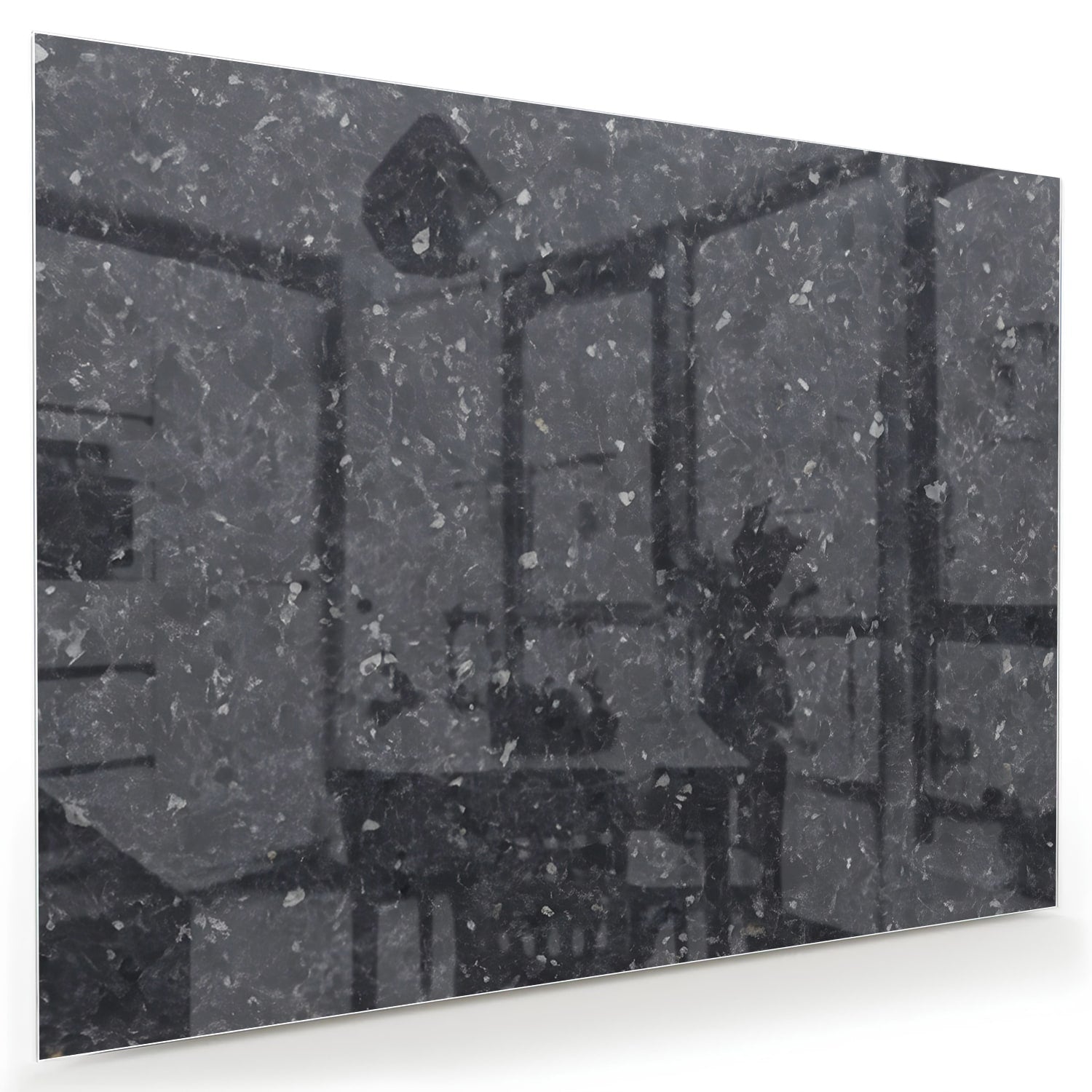 Elegant zwart glazen schilderij dat een moderne sfeer toevoegt aan een interieur.