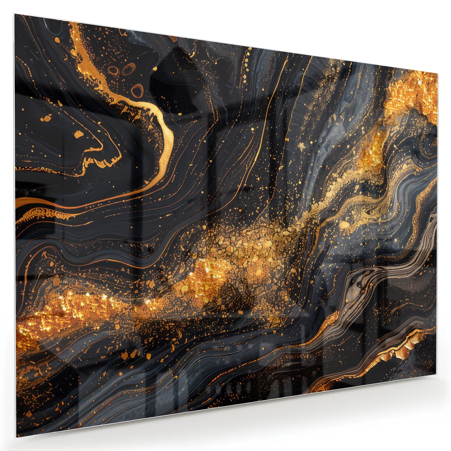 Glas schilderij met een zwart en gouden marmerdesign aan de muur in een moderne woonkamer