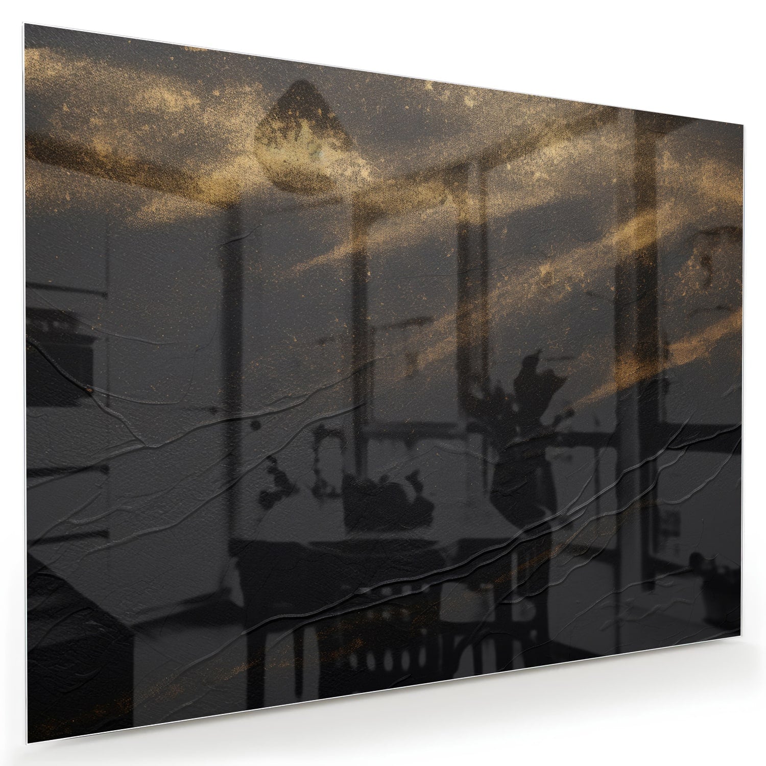 Elegant zwart glazen schilderij met gouden accenten aan de muur.