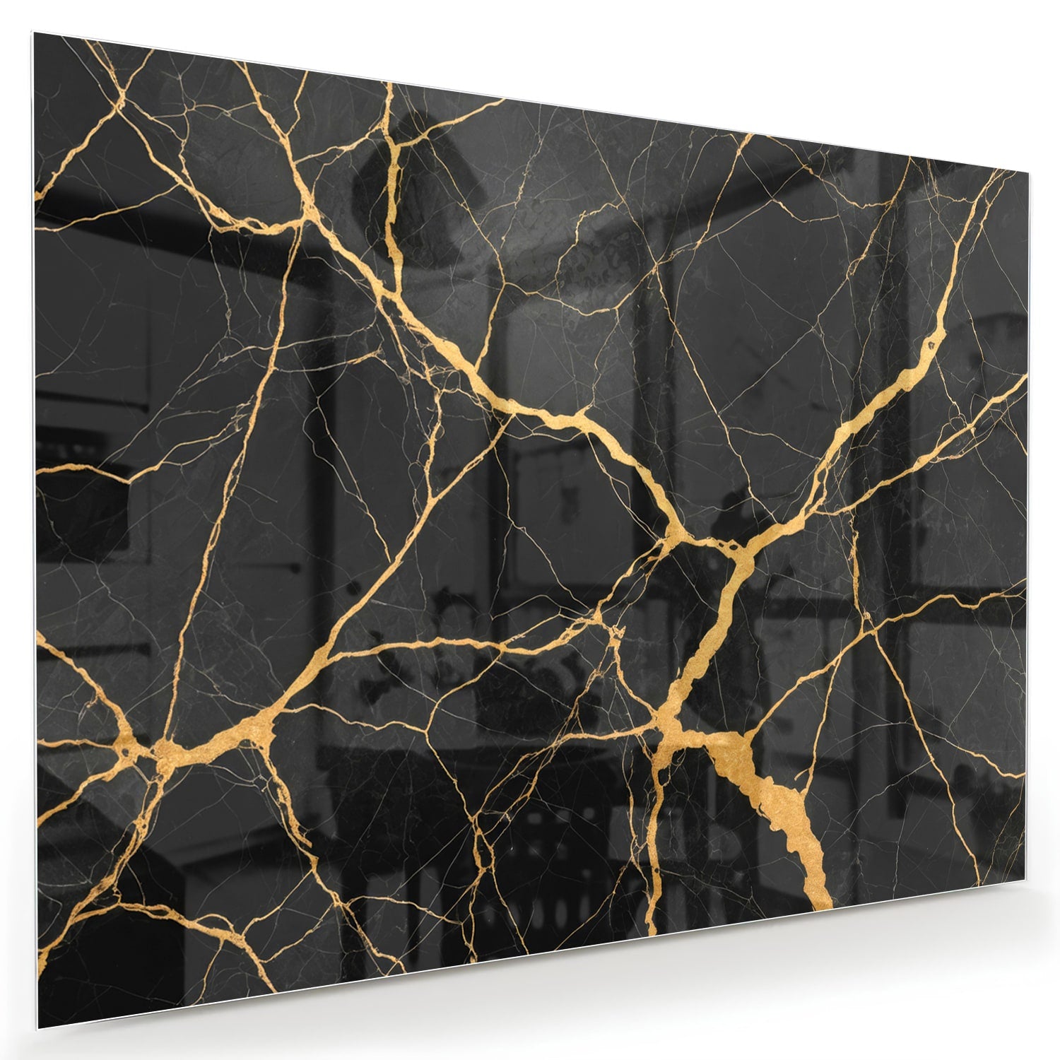 Glazen schilderij in zwart met gouden aderen, hangt aan een muur.
