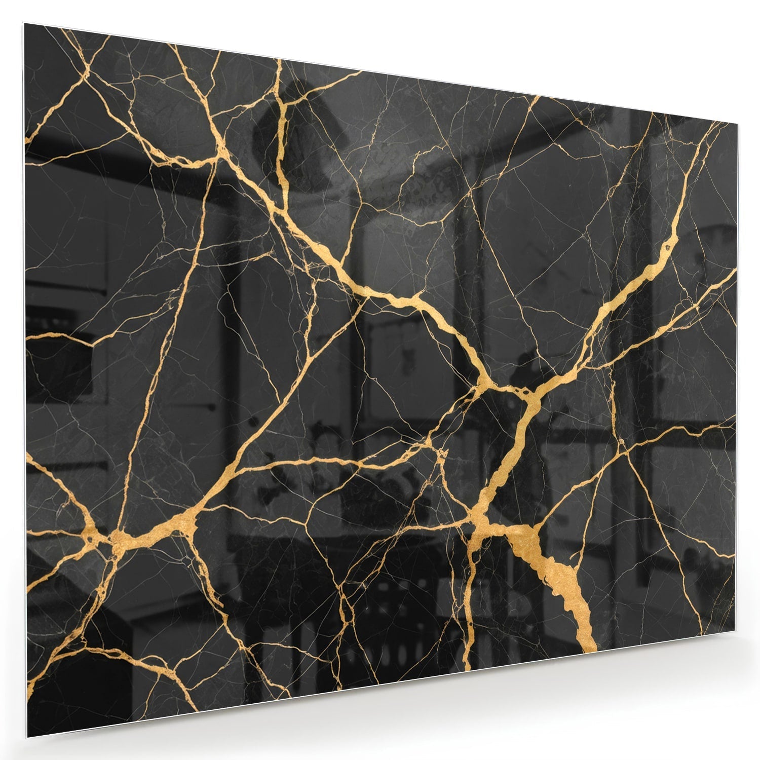 Glazen schilderij in zwart met gouden aderen, hangt aan een muur.