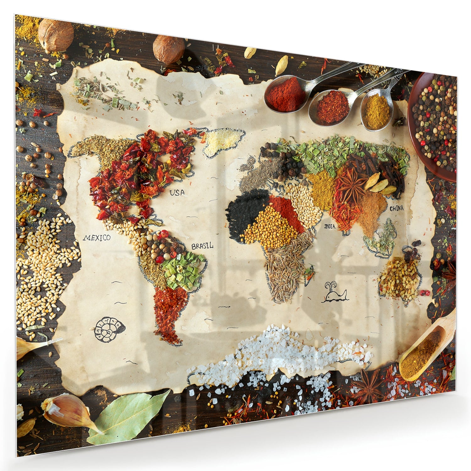 Kleurrijk glazen schilderij met een artistieke weergave van fruit en specerijen aan de muur.