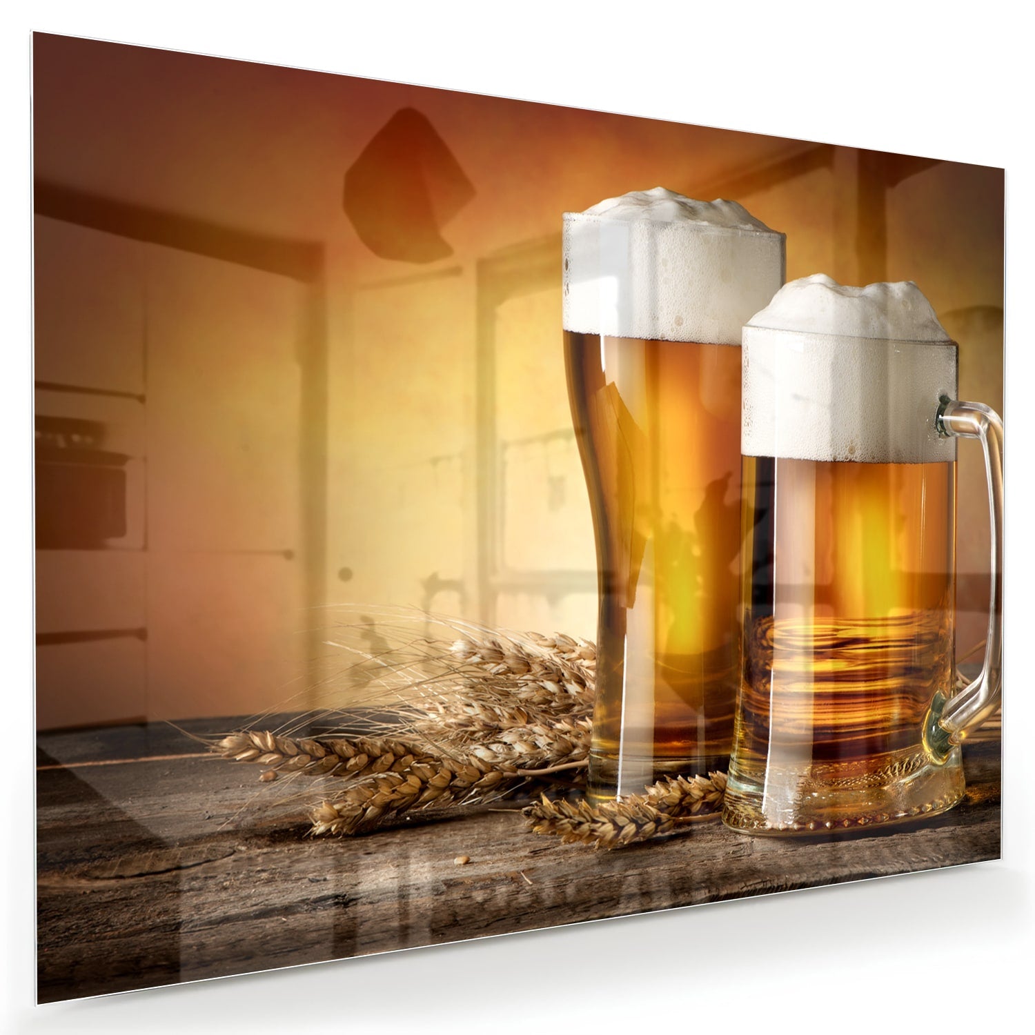 Glazen schilderij met twee volle bierglazen op een houten tafel