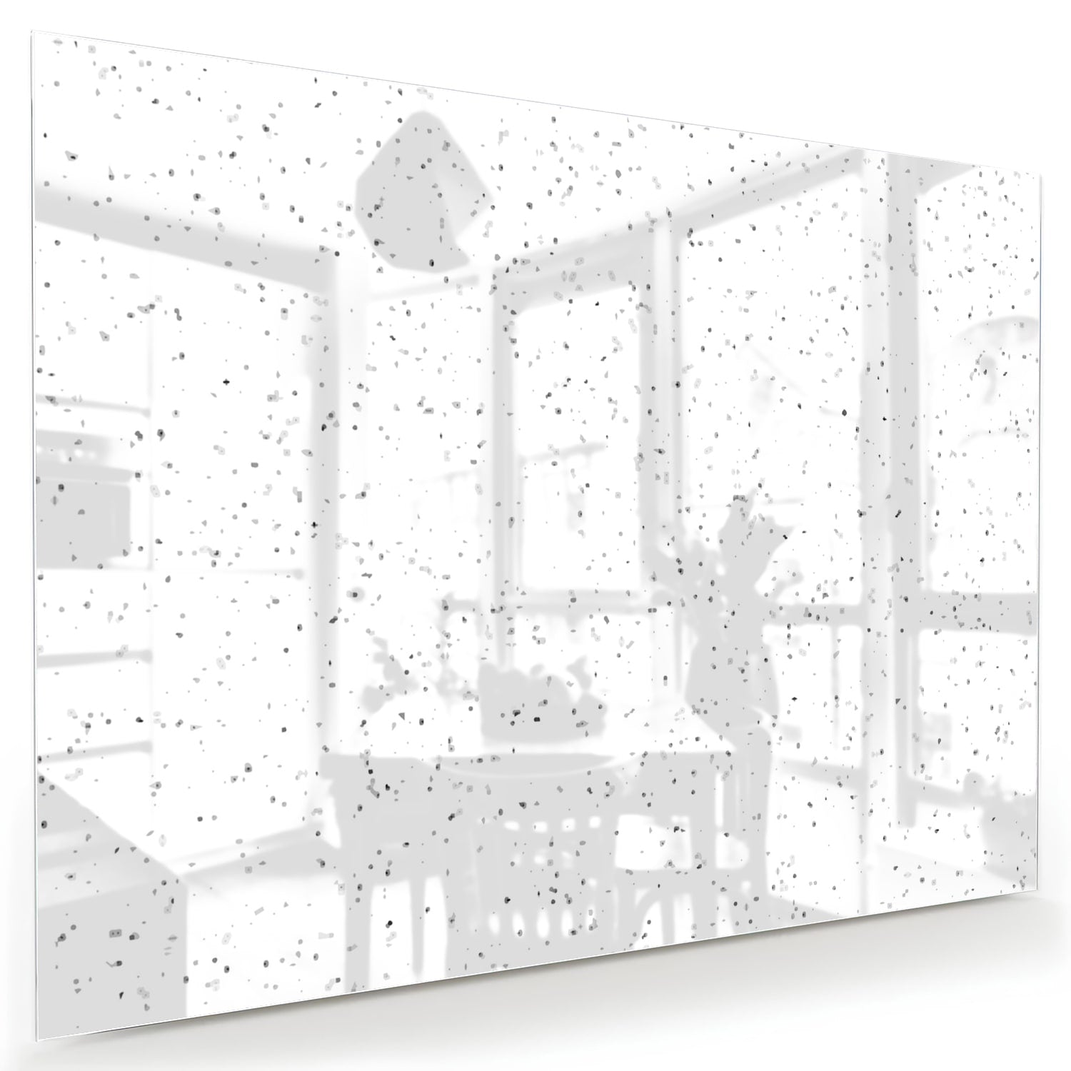 Modern glazen schilderij met speckles aan de muur in een lichte woonkamer