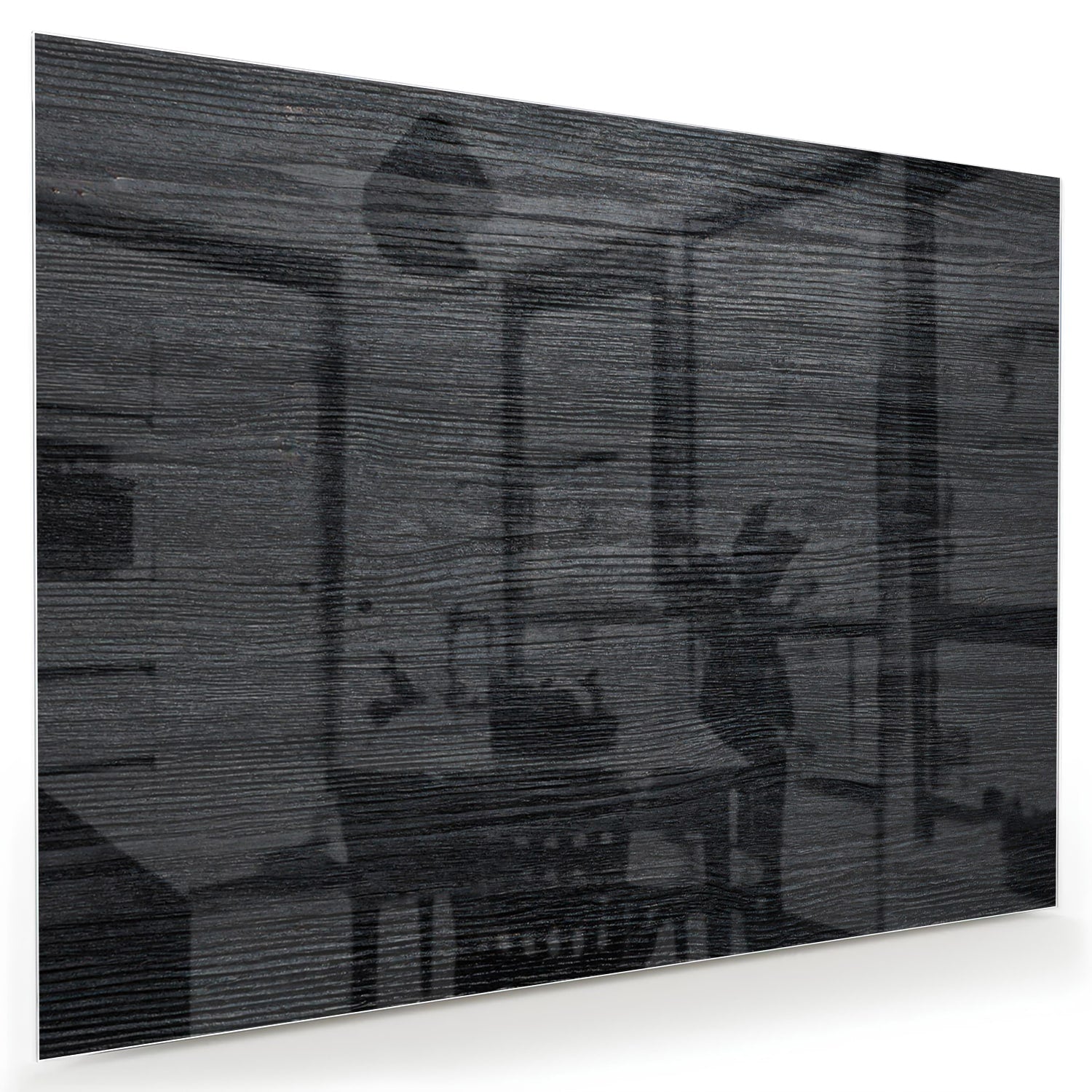 Stijlvol zwart glazen schilderij aan een wand in een moderne woonkamer.