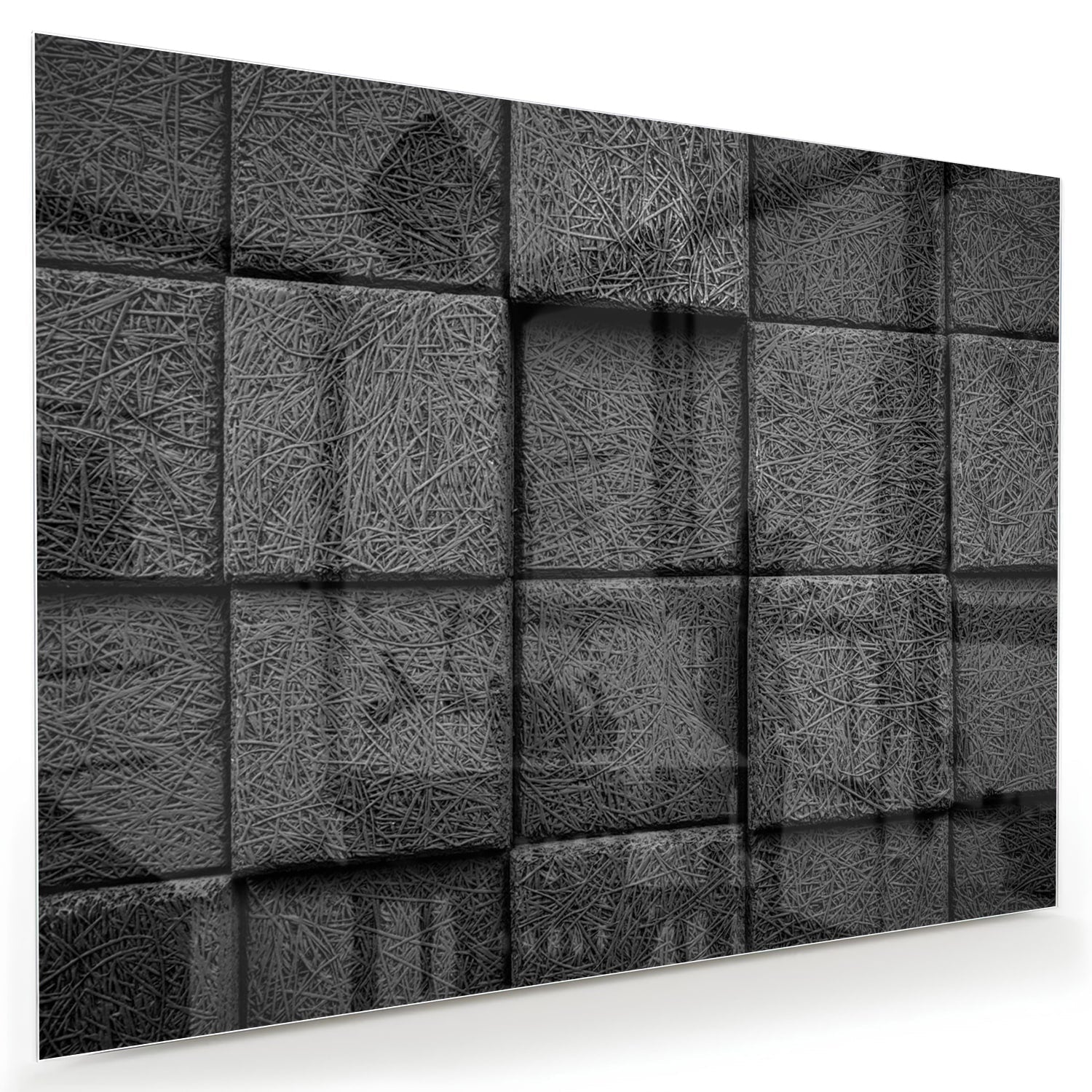 Abstract donker glazen schilderij aan een witte muur in een moderne woonkamer