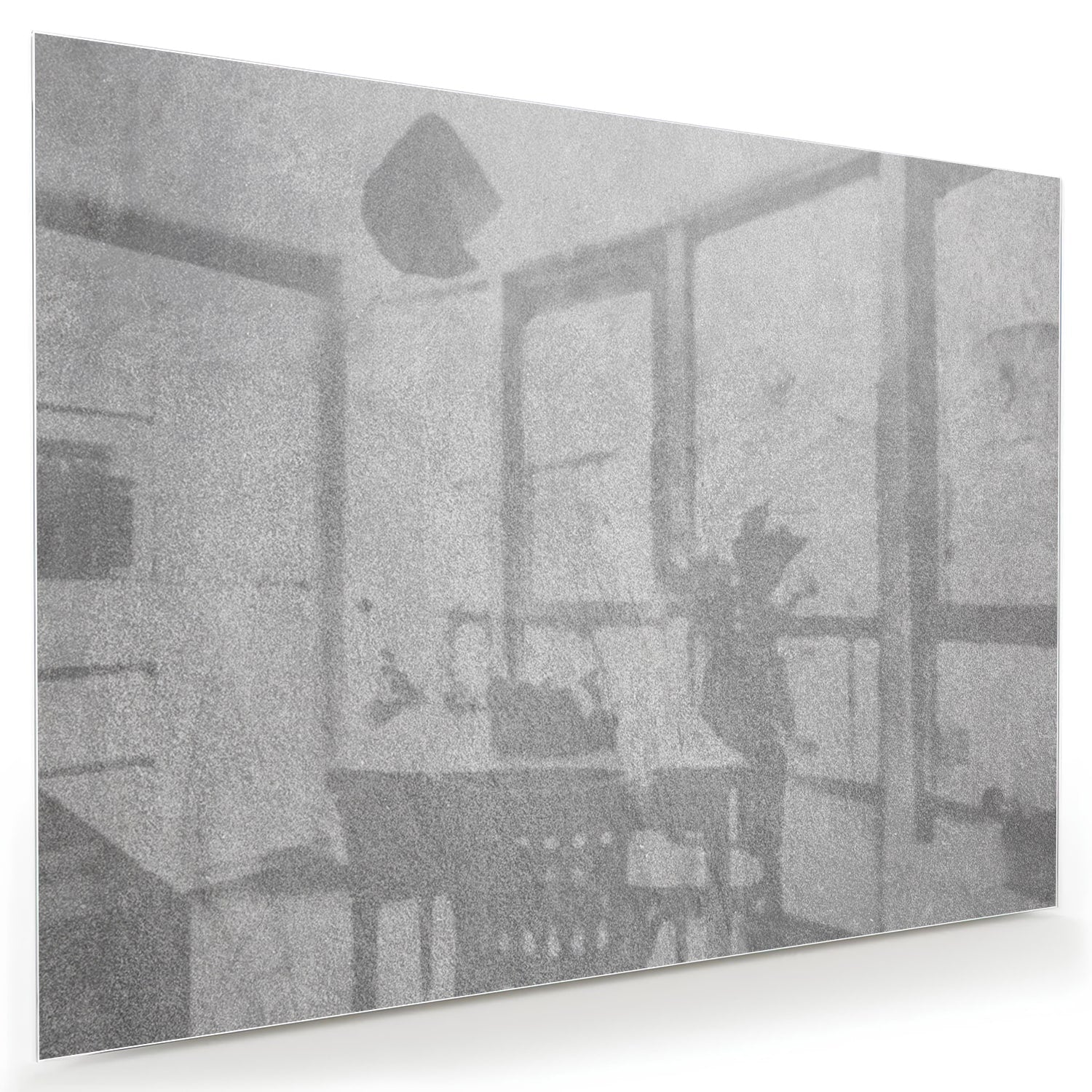 Minimalistisch glazen schilderij met handafdrukken aan de muur.