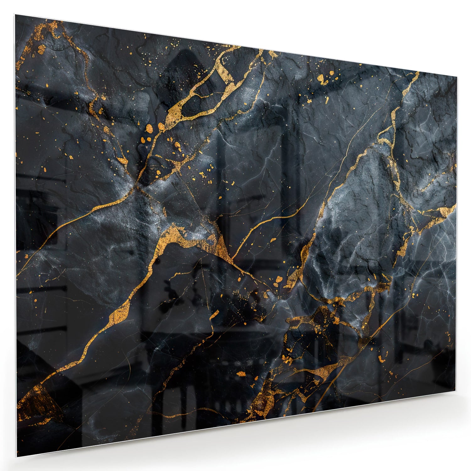 Glazen schilderij met marmerlook in zwart met gouden details aan de muur.