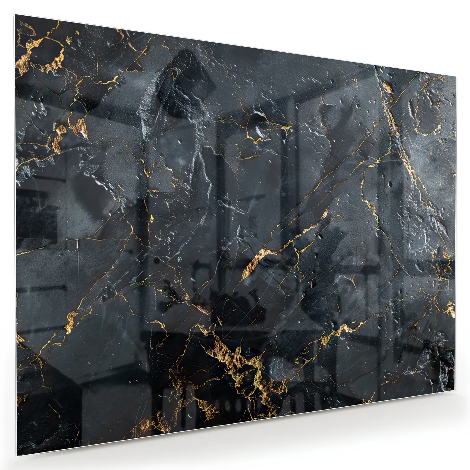 Glazen schilderij met zwarte marmerlook en gouden details aan de muur.