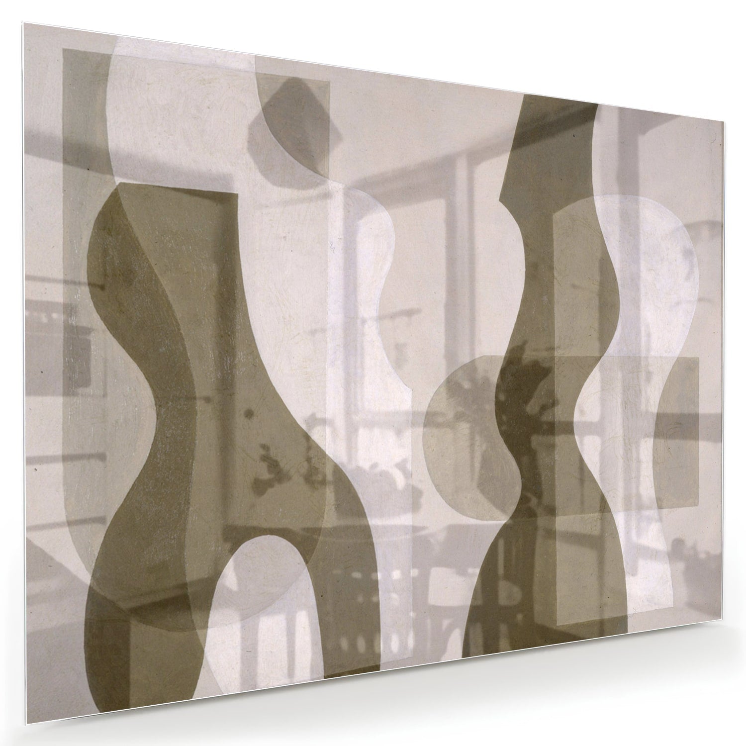 Moderne glazen schilderij met abstracte vormen in een woonkamer.