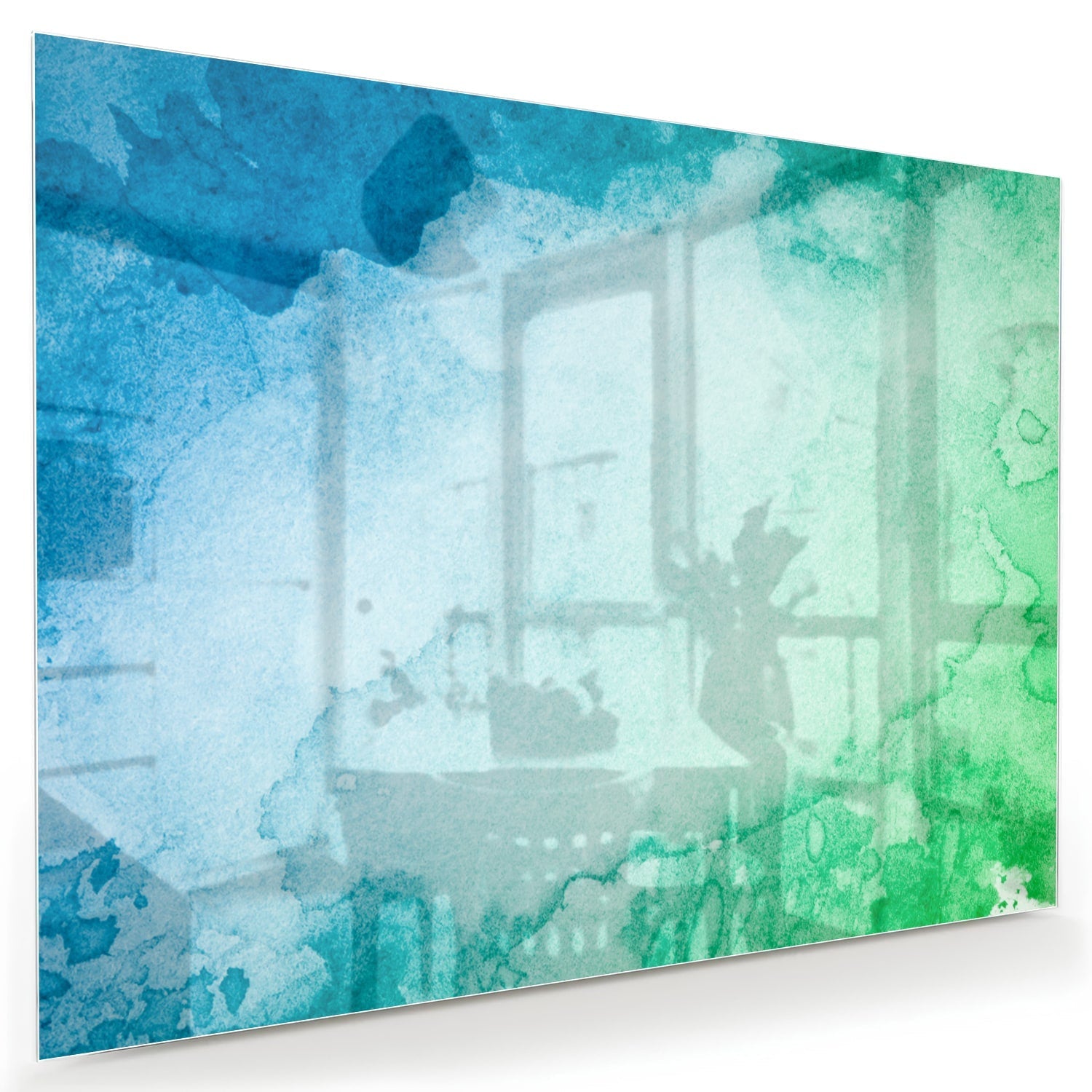 Abstract glazen schilderij in diverse tinten blauw en groen aan de muur.