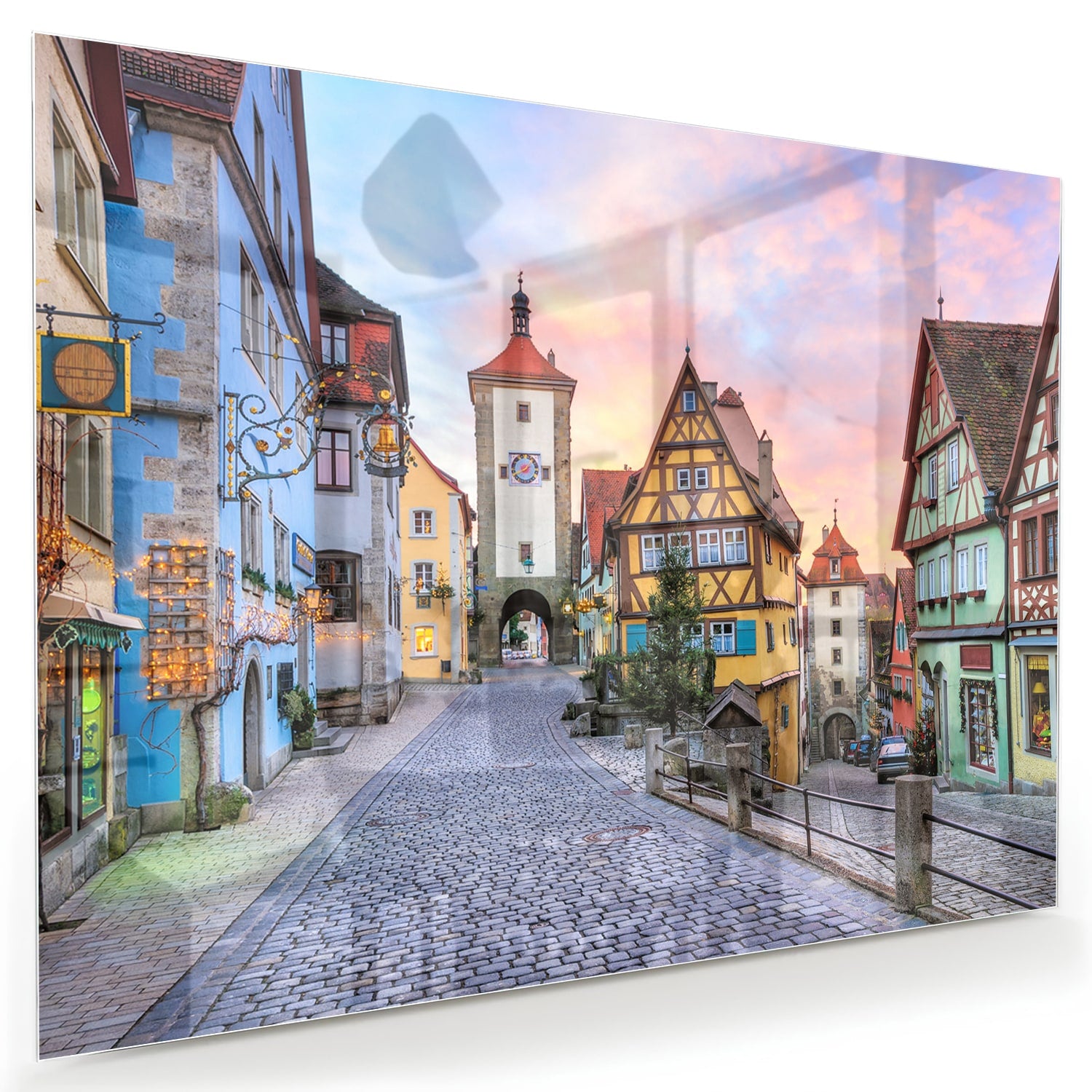 Glazen schilderij van een pittoreske straat met historische gebouwen en pastelkleuren