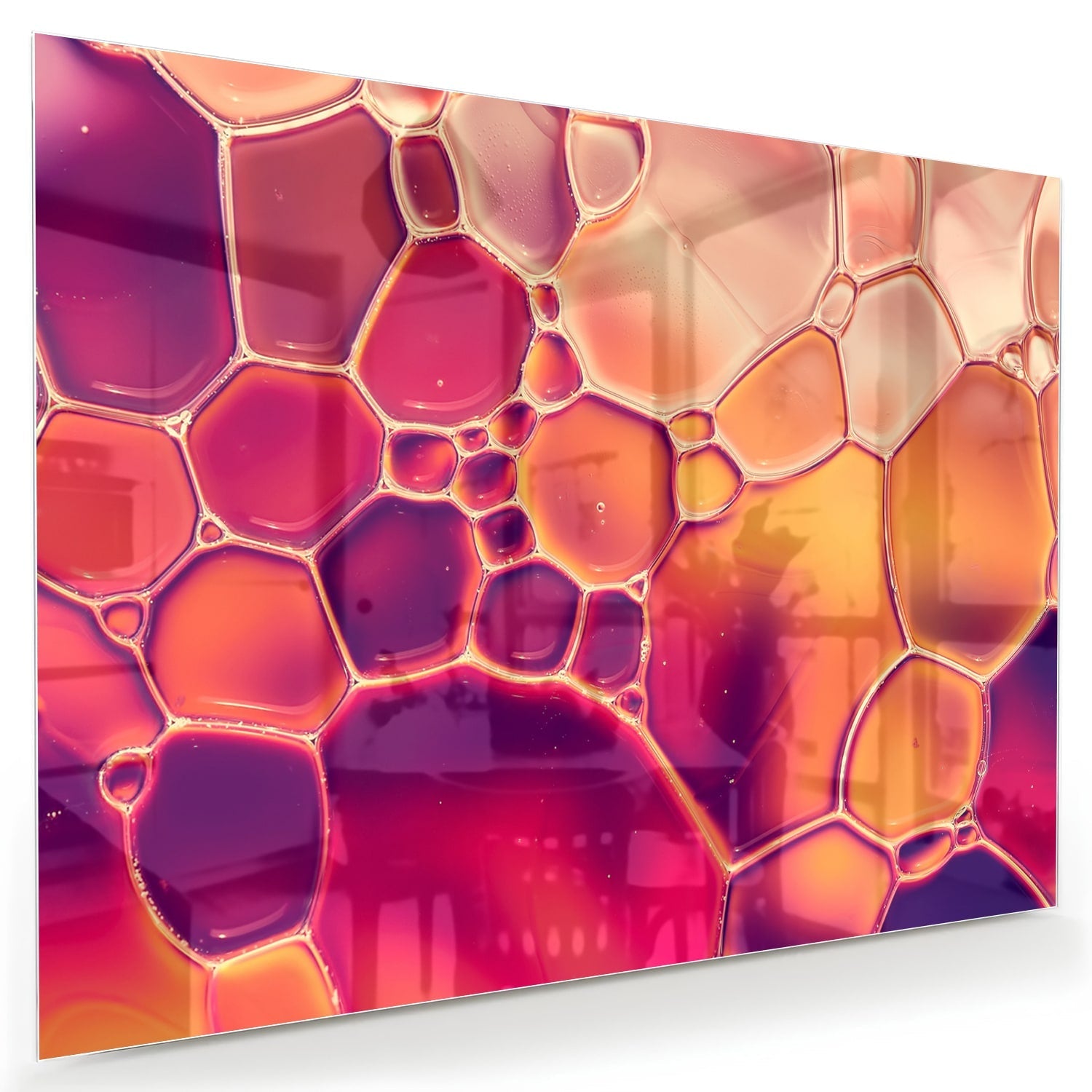 Abstract glazen schilderij met warme tinten in een interieur.