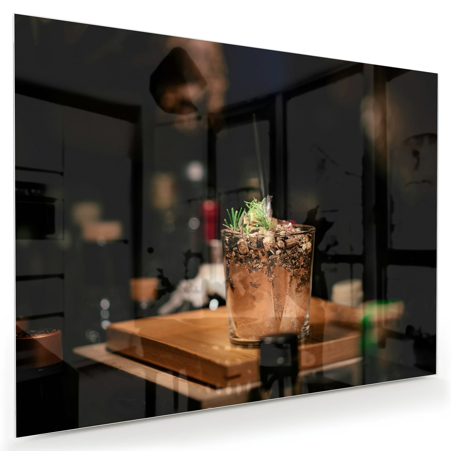 Glazen schilderij van een cocktail die sfeer en luxe uitstraalt.