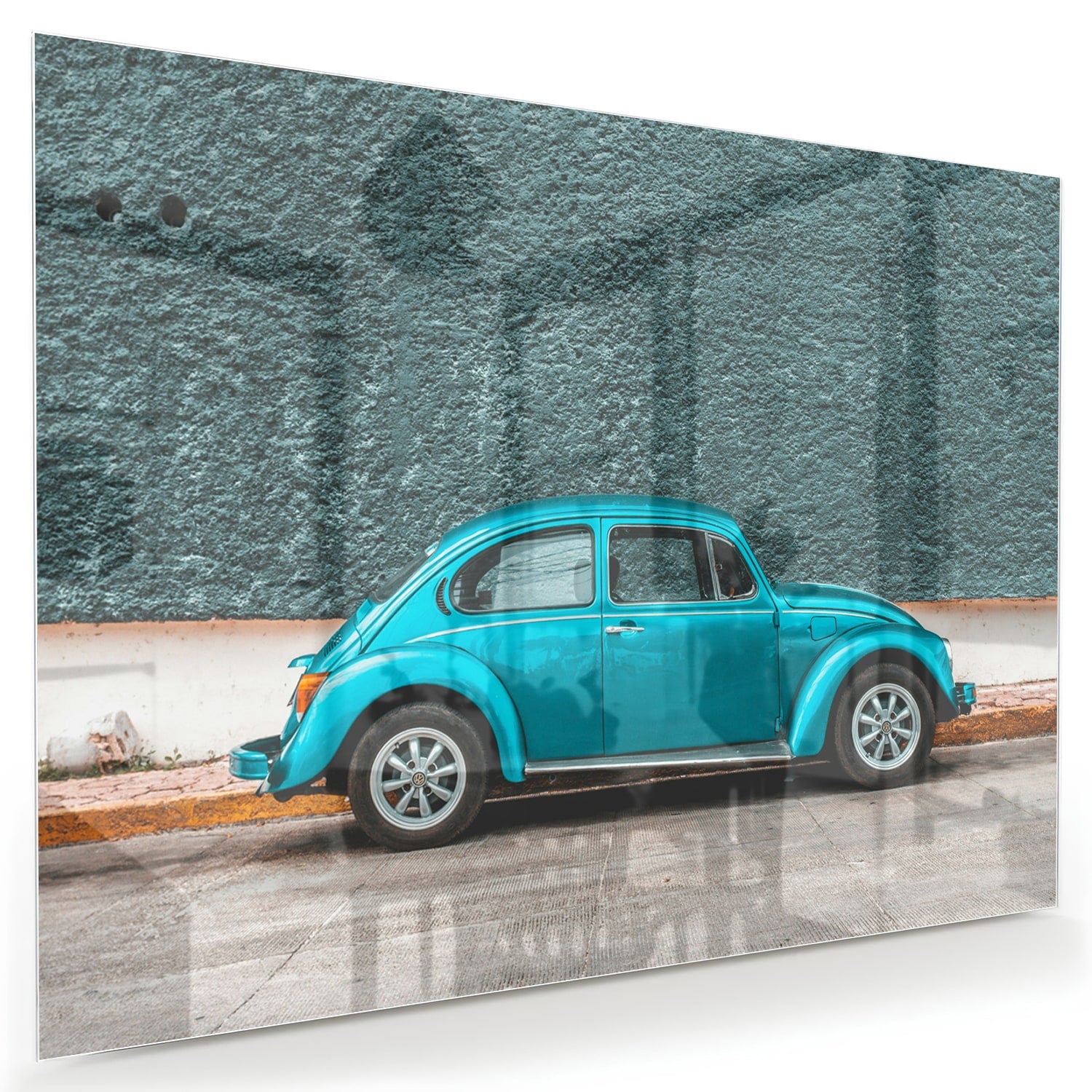 Glazen schilderij van een turquoise auto aan de muur in een moderne woonkamer.