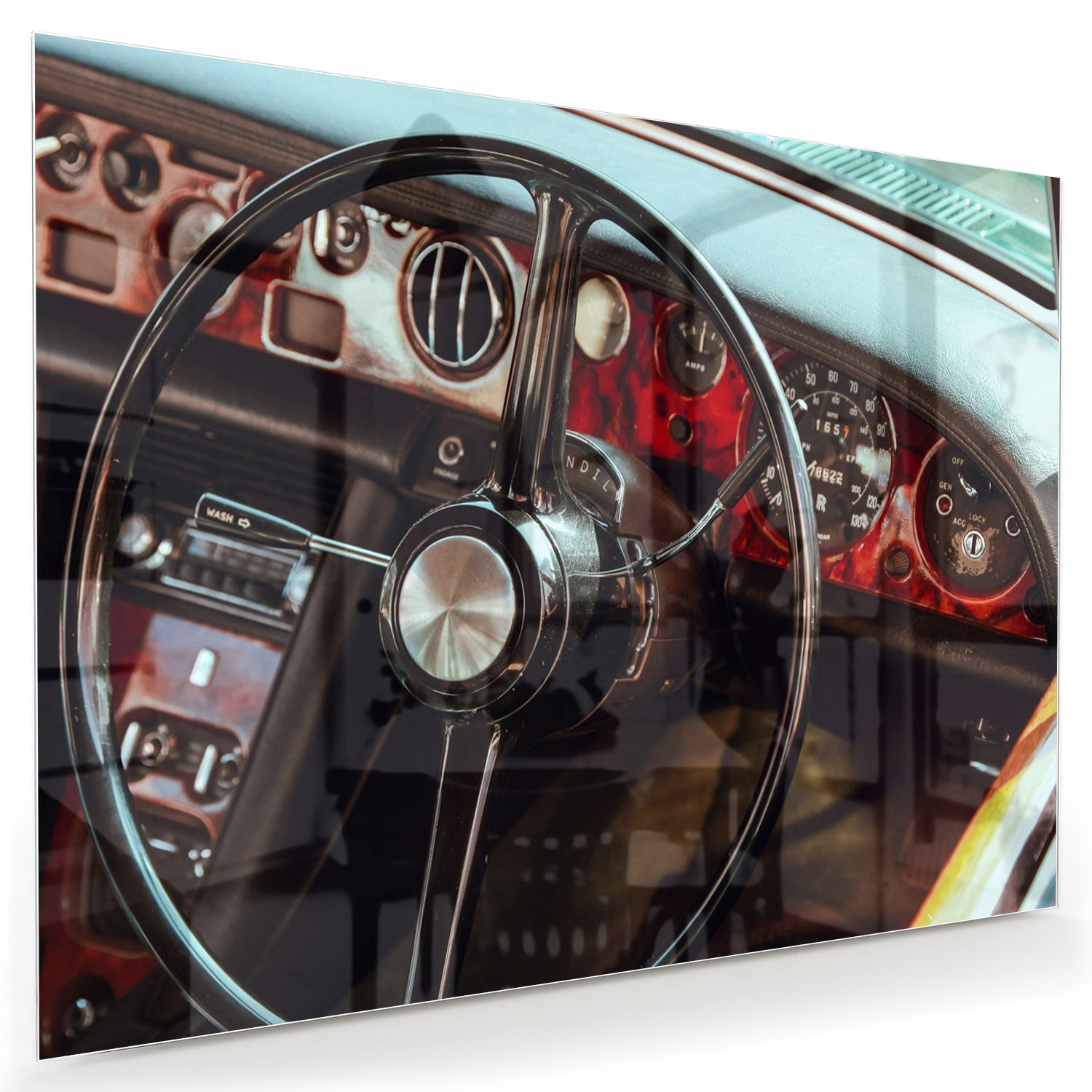 Glazen schilderij van een retro autostuur met dashboard details.