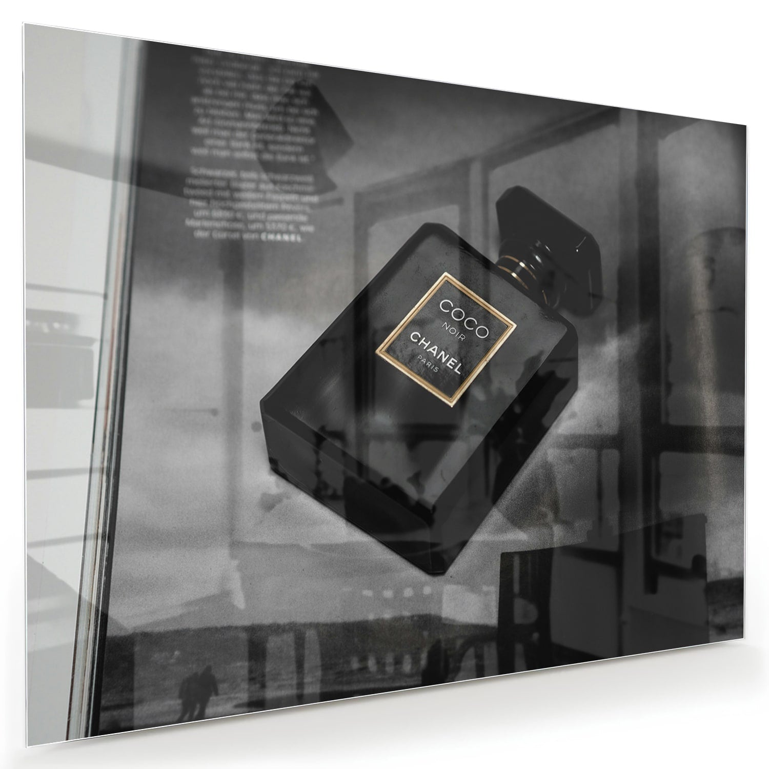Glazen schilderij van een parfumfles in een modern interieur
