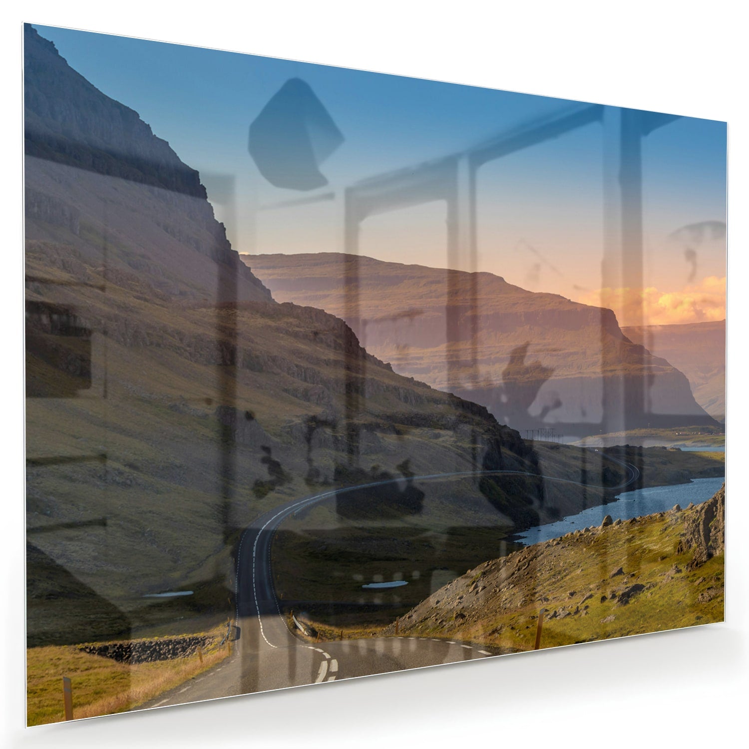 Glazen schilderij met uitzicht op bergen en een rivier in een modern interieur.