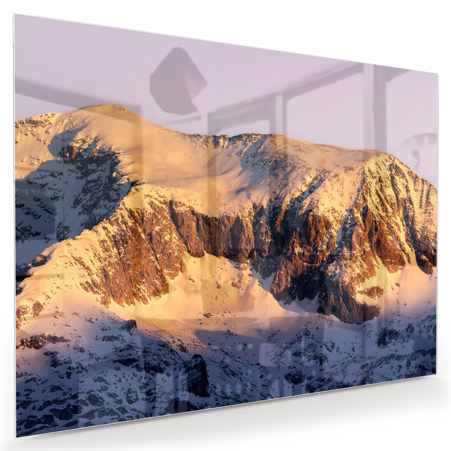 Glazen schilderij van een berglandschap met zonovergoten toppen en sneeuw