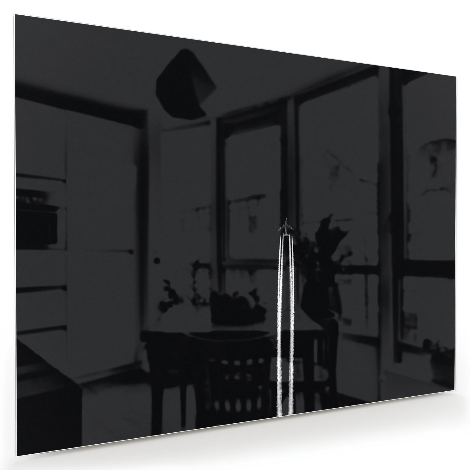Zwart glazen schilderij aan de muur in een moderne woonkamer met houten meubel.