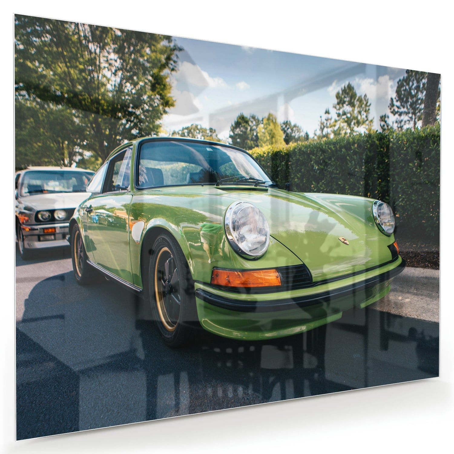 Glas schilderij van een groene Porsche aan de muur in een stijlvol interieur