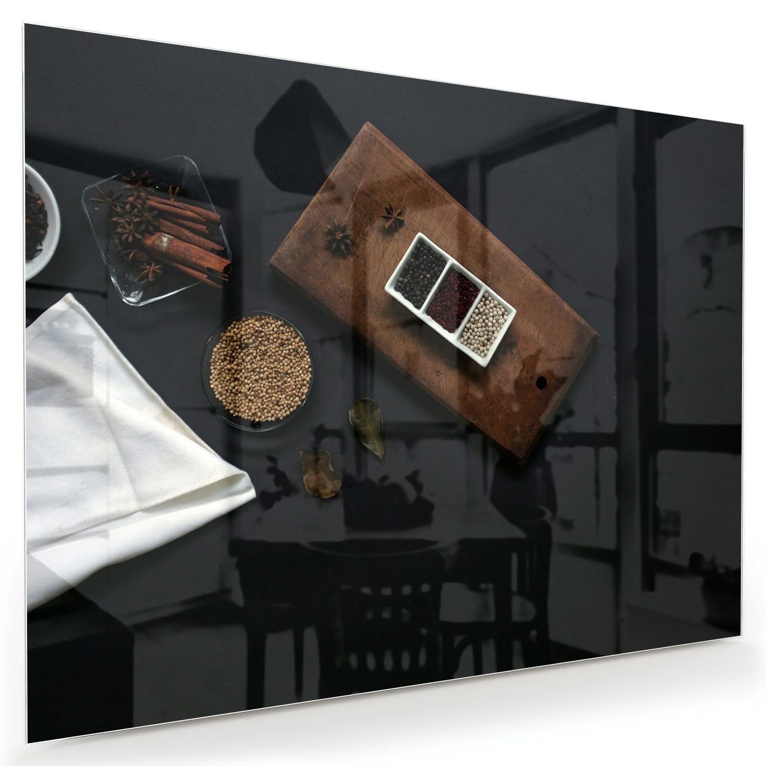 Glazen schilderij met een houten plank, koffie en notities op een tafel