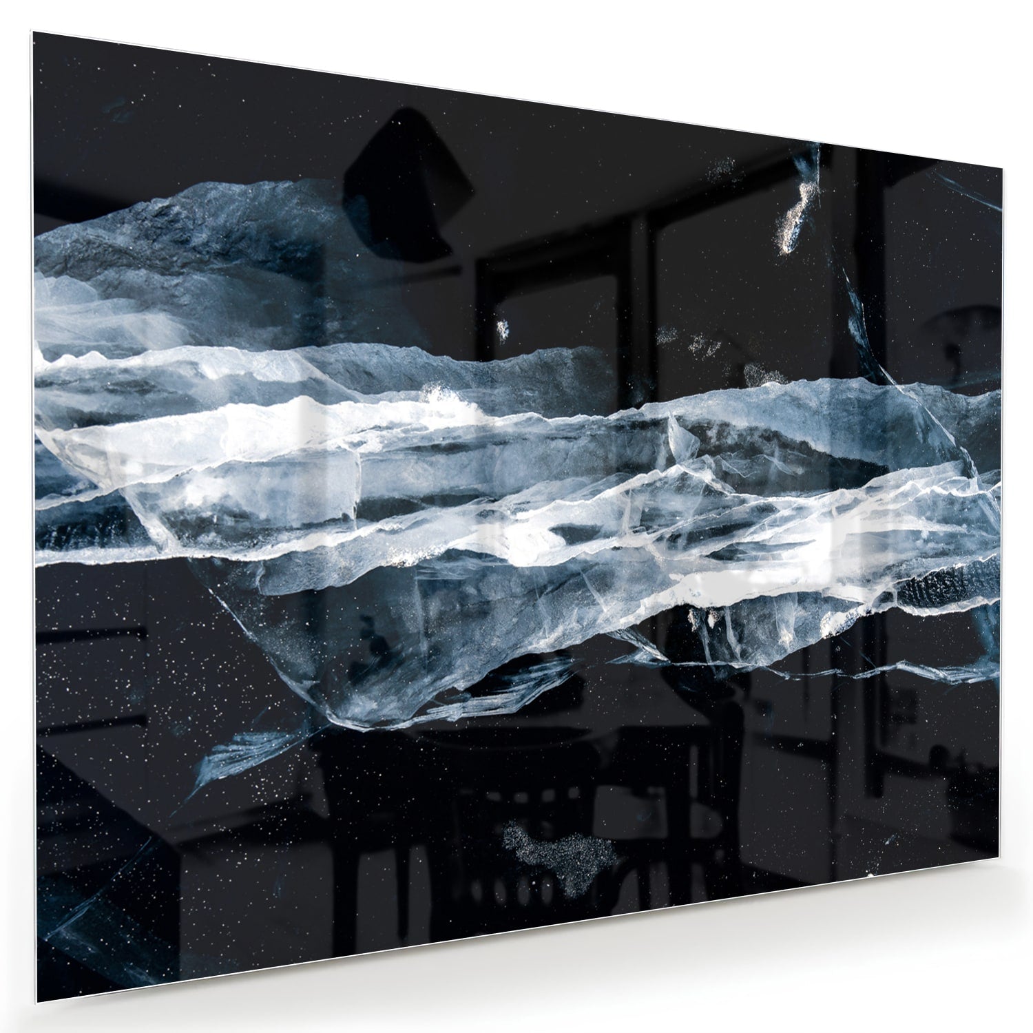 Abstract glazen schilderij in donkere kleuren met blauwe accenten, hangt aan de muur.