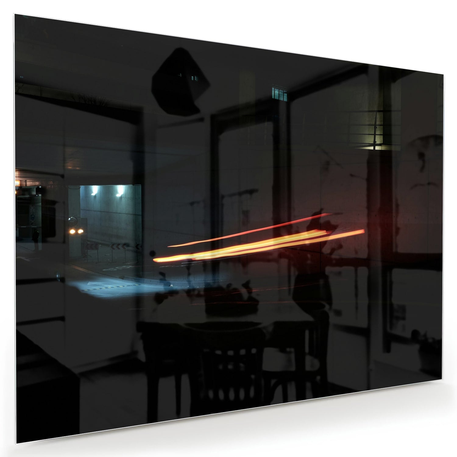 Stijlvol glazen schilderij met abstracte verlichting aan de muur boven een houten kast.