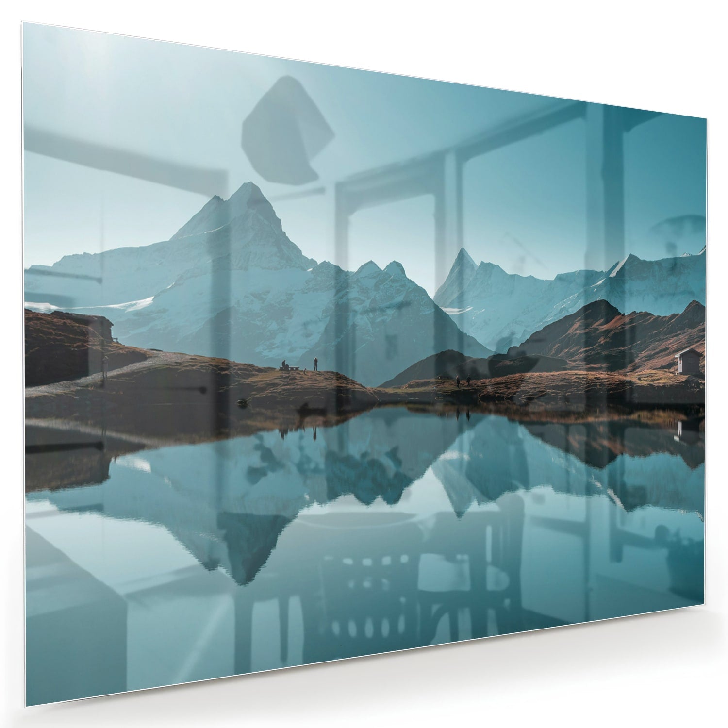 Glazen schilderij met bergen en reflecties in water.