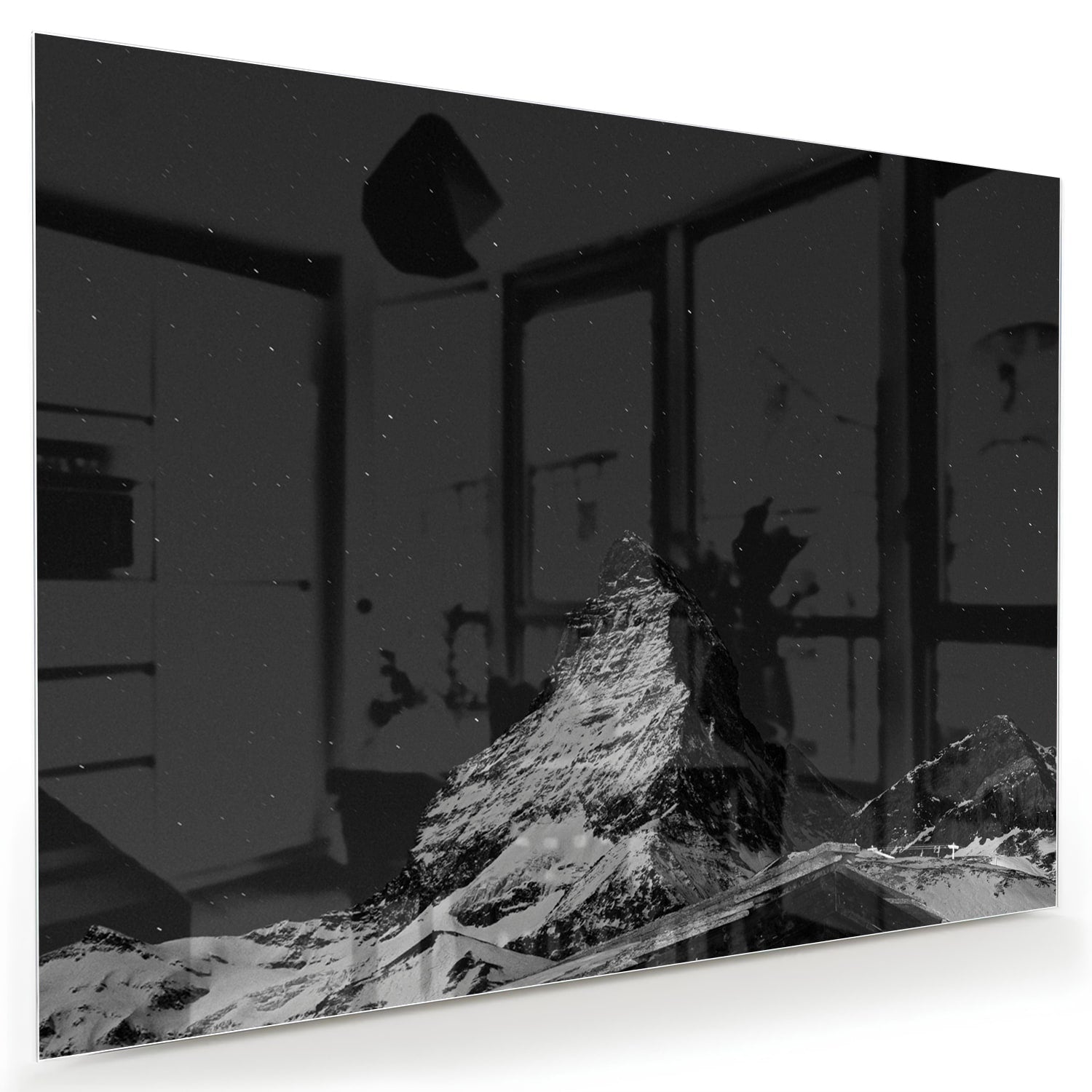 Zwart-wit glazen schilderij met een berglandschap boven een moderne kast