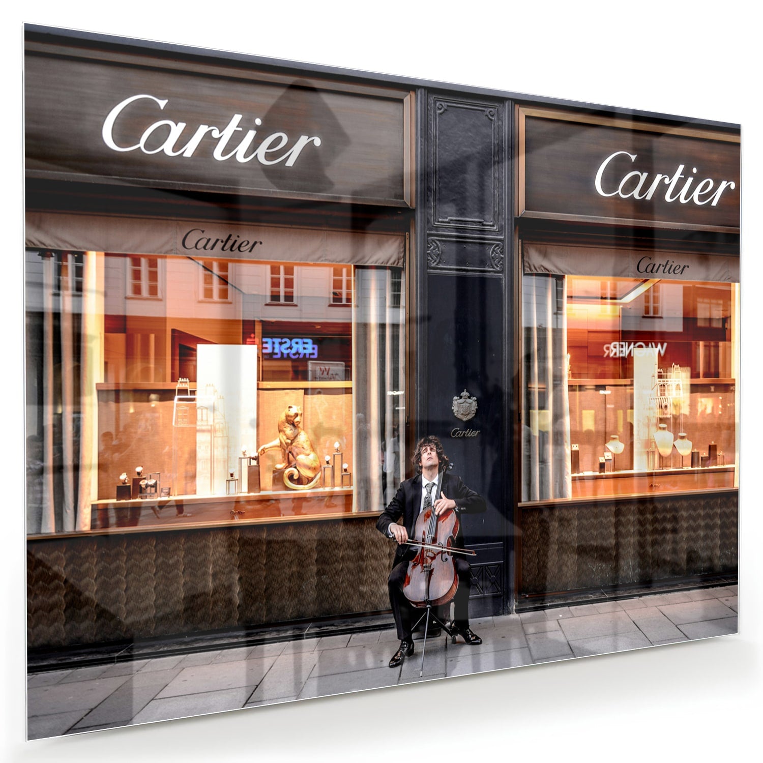 Luxe glazen schilderij van de Cartier winkel met elegantie en stijl.