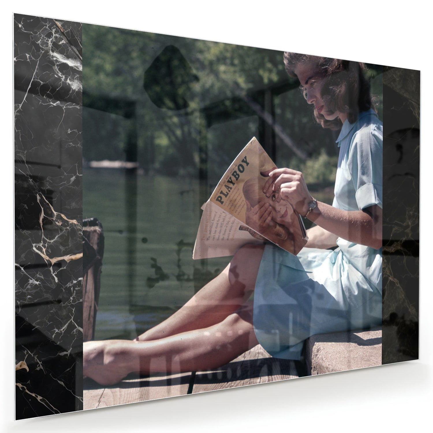 Glazen schilderij van een vrouw die aan het water leest in een serene omgeving.