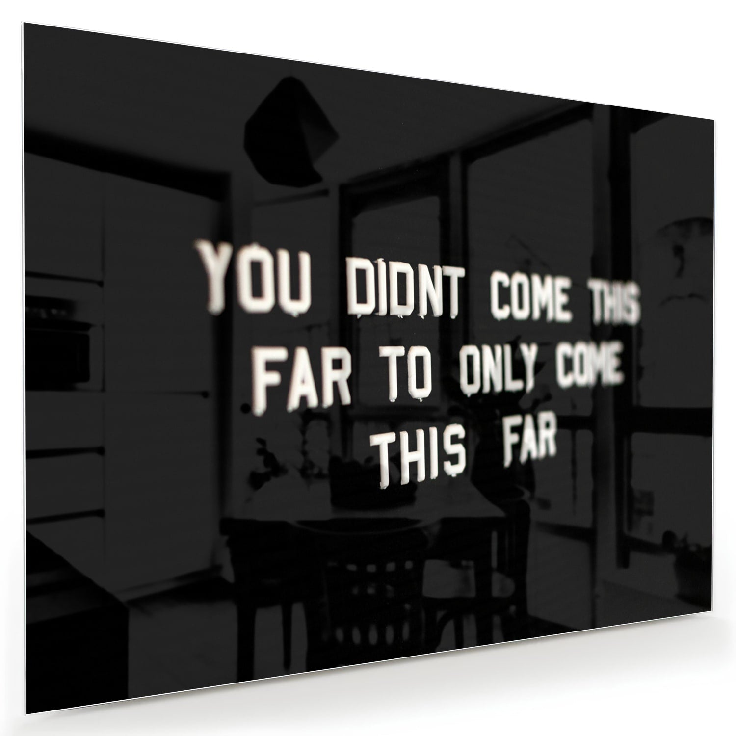 Glazen schilderij met inspirerende quote in een lichte woonkamer