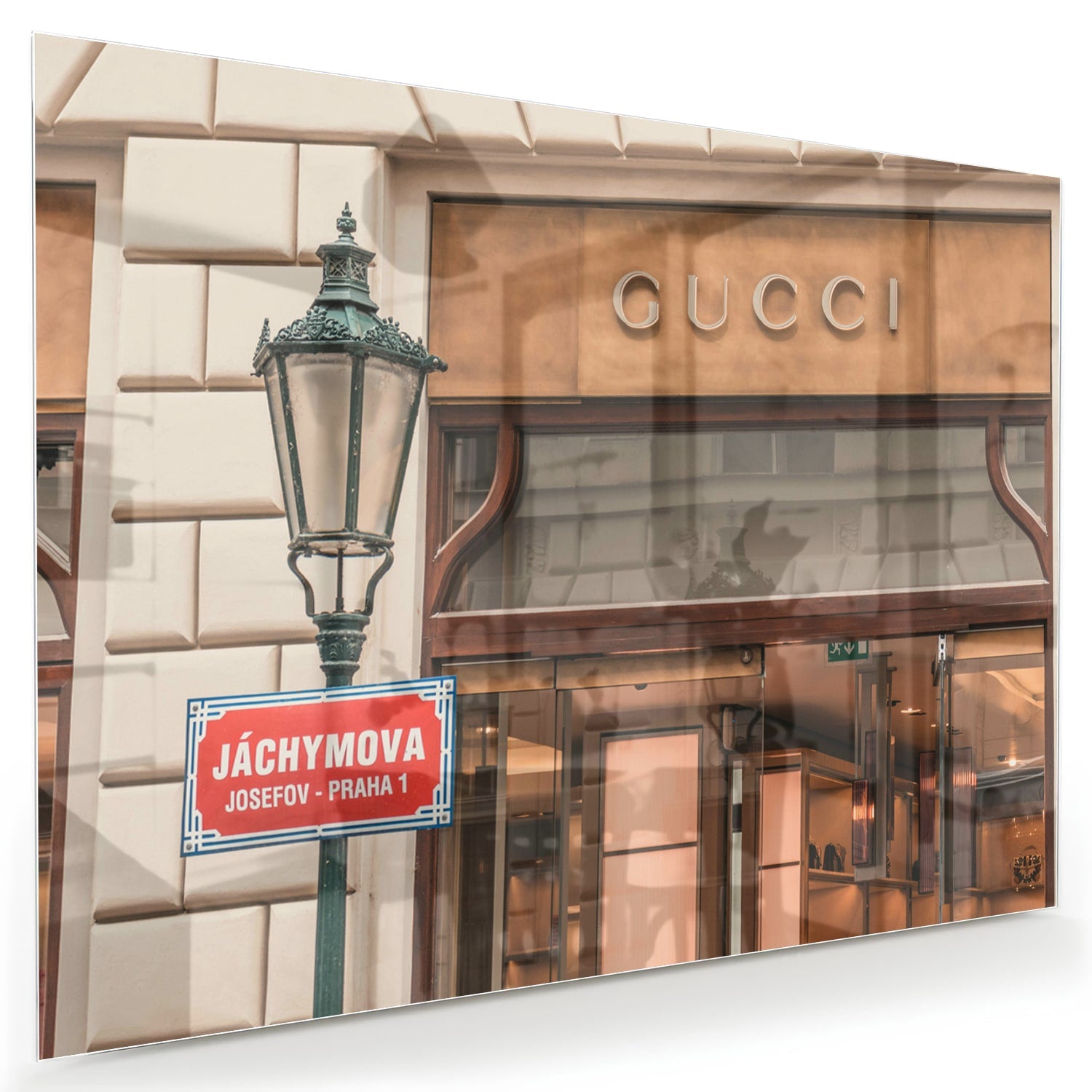 Glazen schilderij met Gucci etalage en vintage lantaarn, perfect voor wanddecoratie.