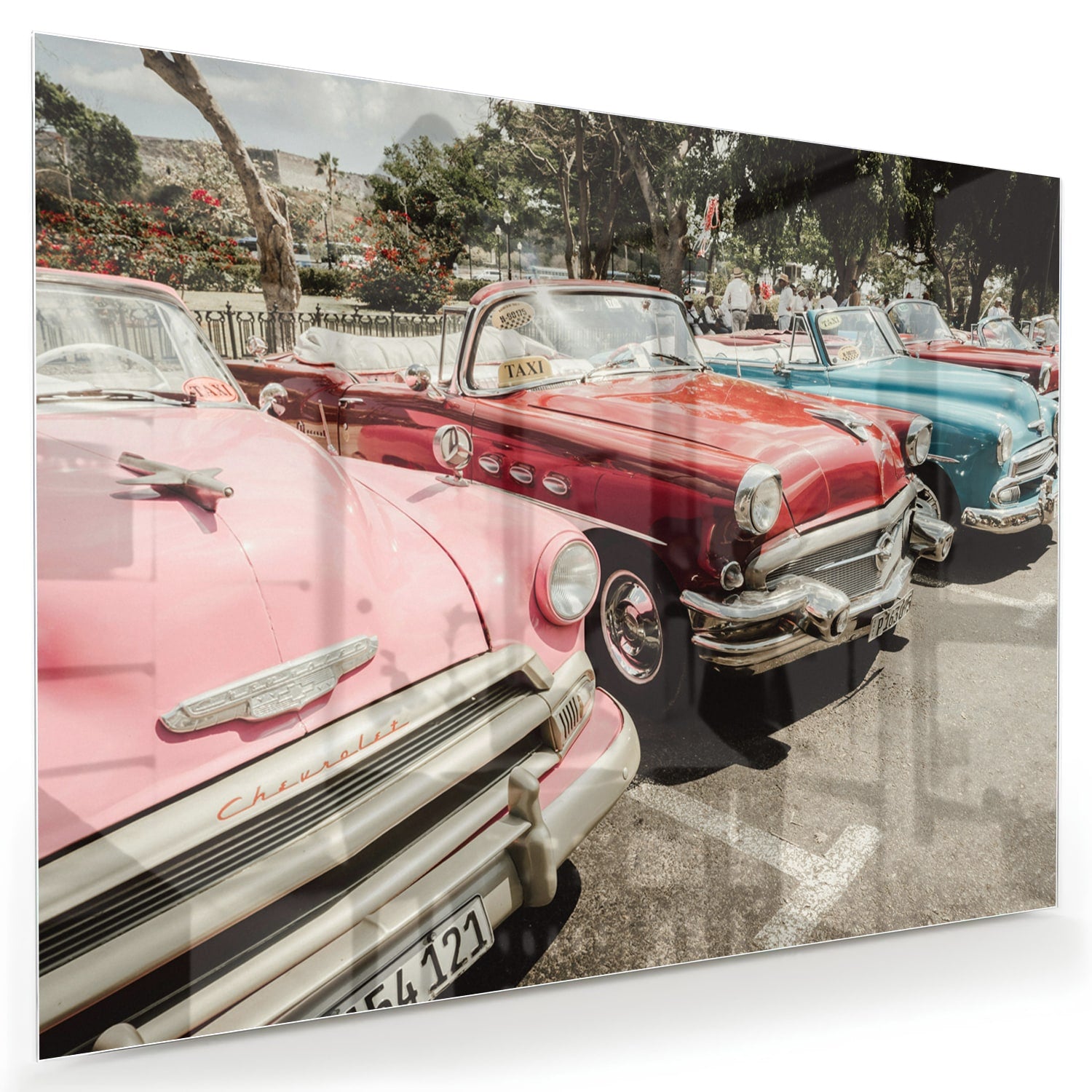 Glazen schilderij met retro auto's in roze, rood en blauw, perfect voor moderne interieurs.