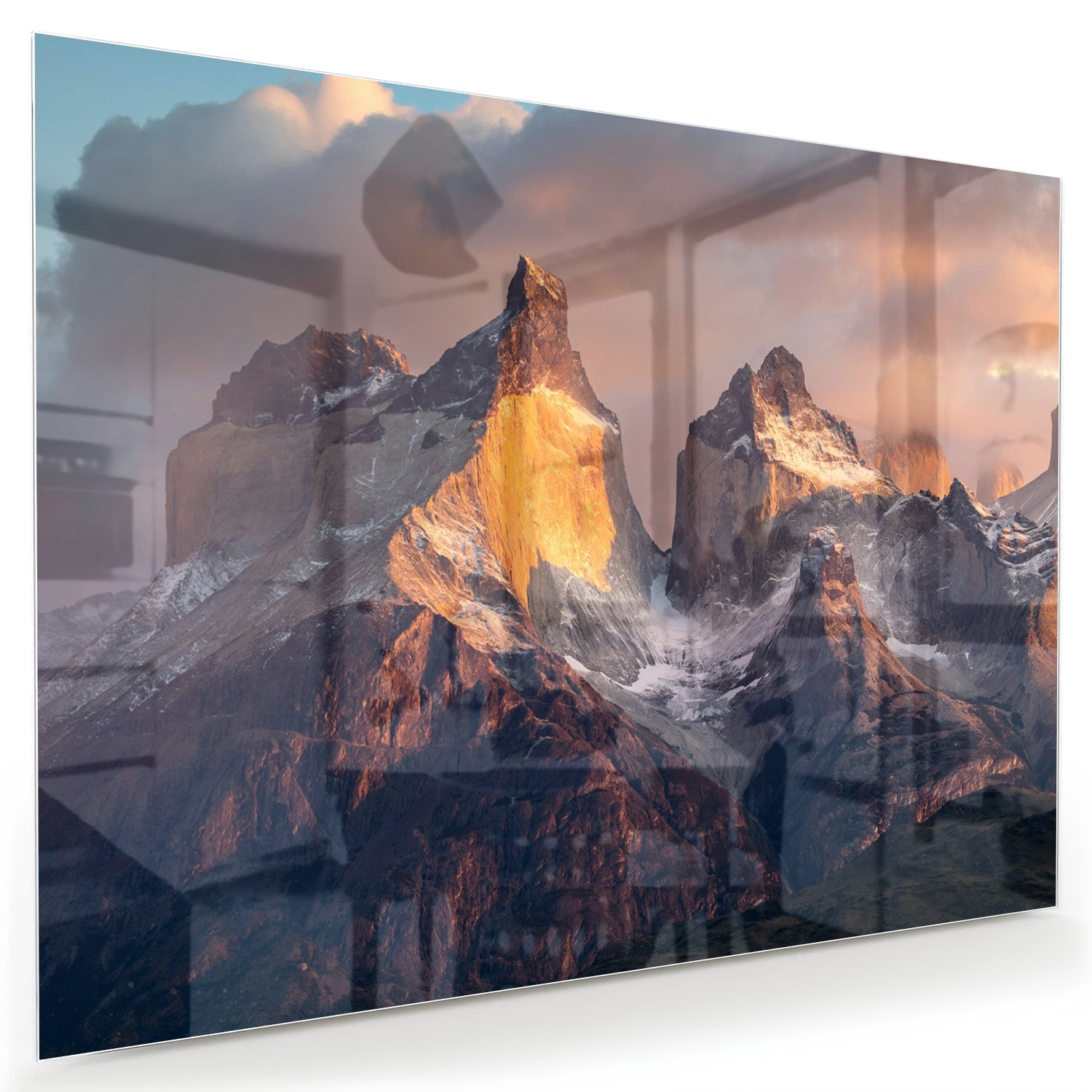 Glazen schilderij met berglandschap aan de muur in een moderne woonkamer