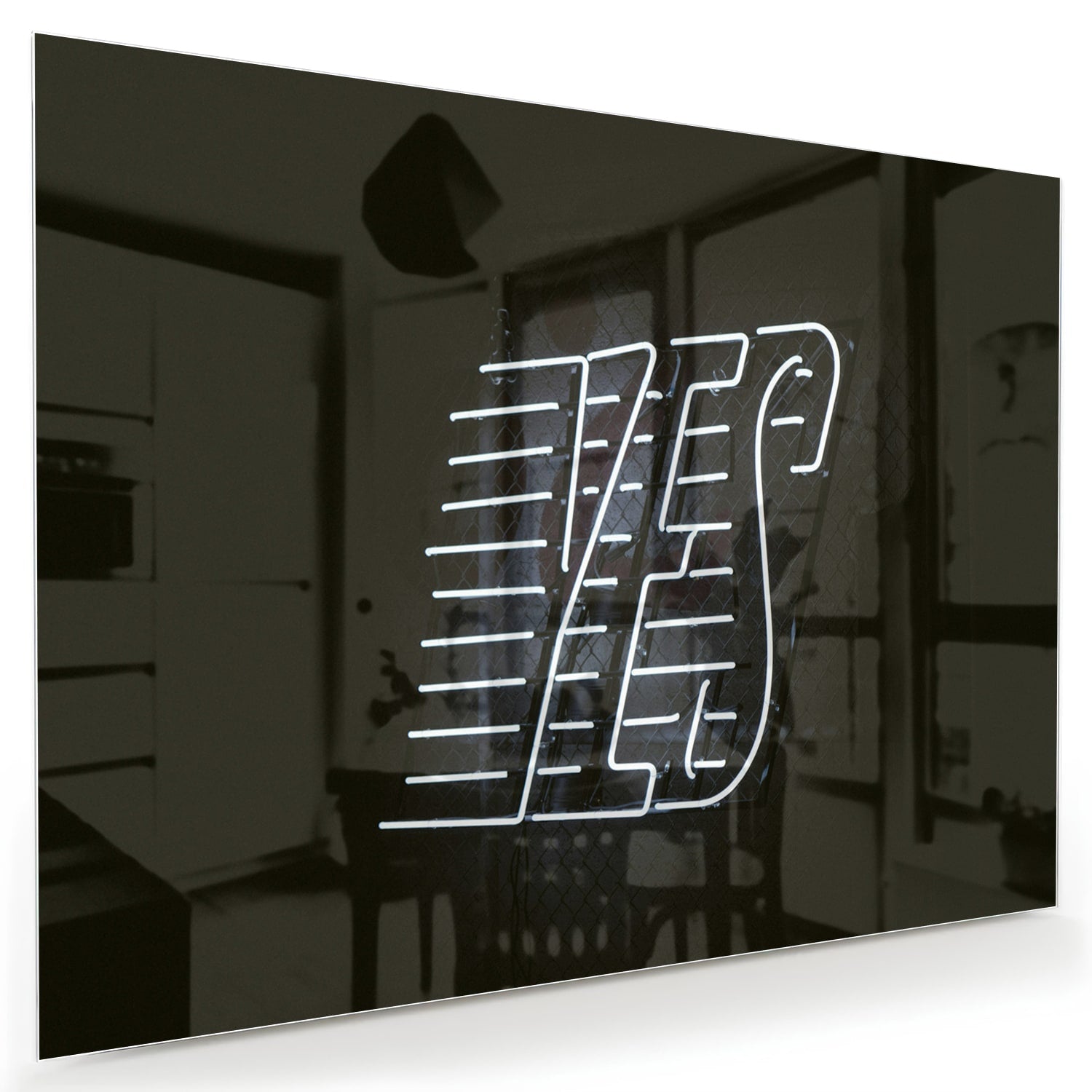 Glazen schilderij met 'YES' text in zwart en wit, hangend aan de muur.
