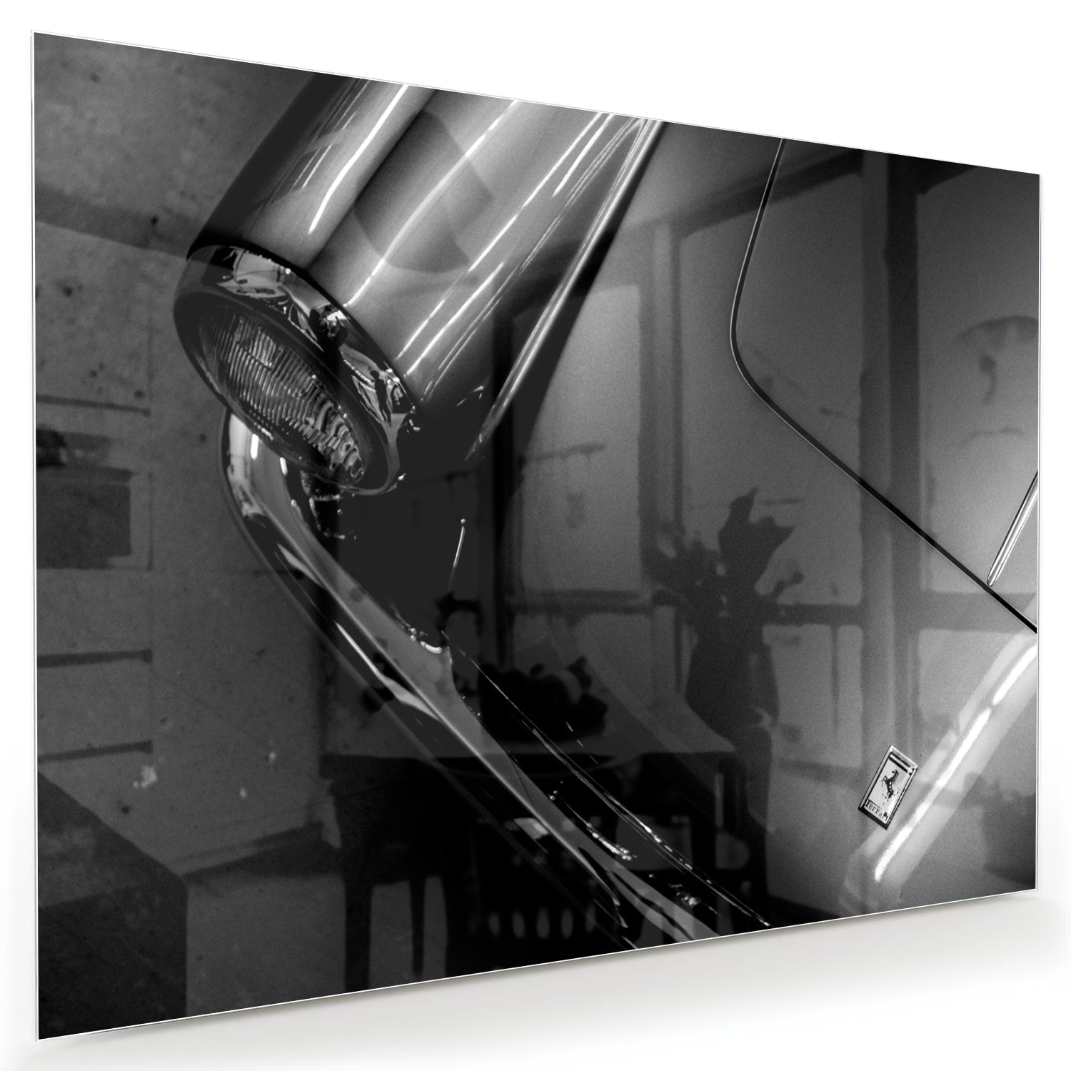Glazen schilderij met abstracte vormen aan de muur in een stijlvolle kamer.